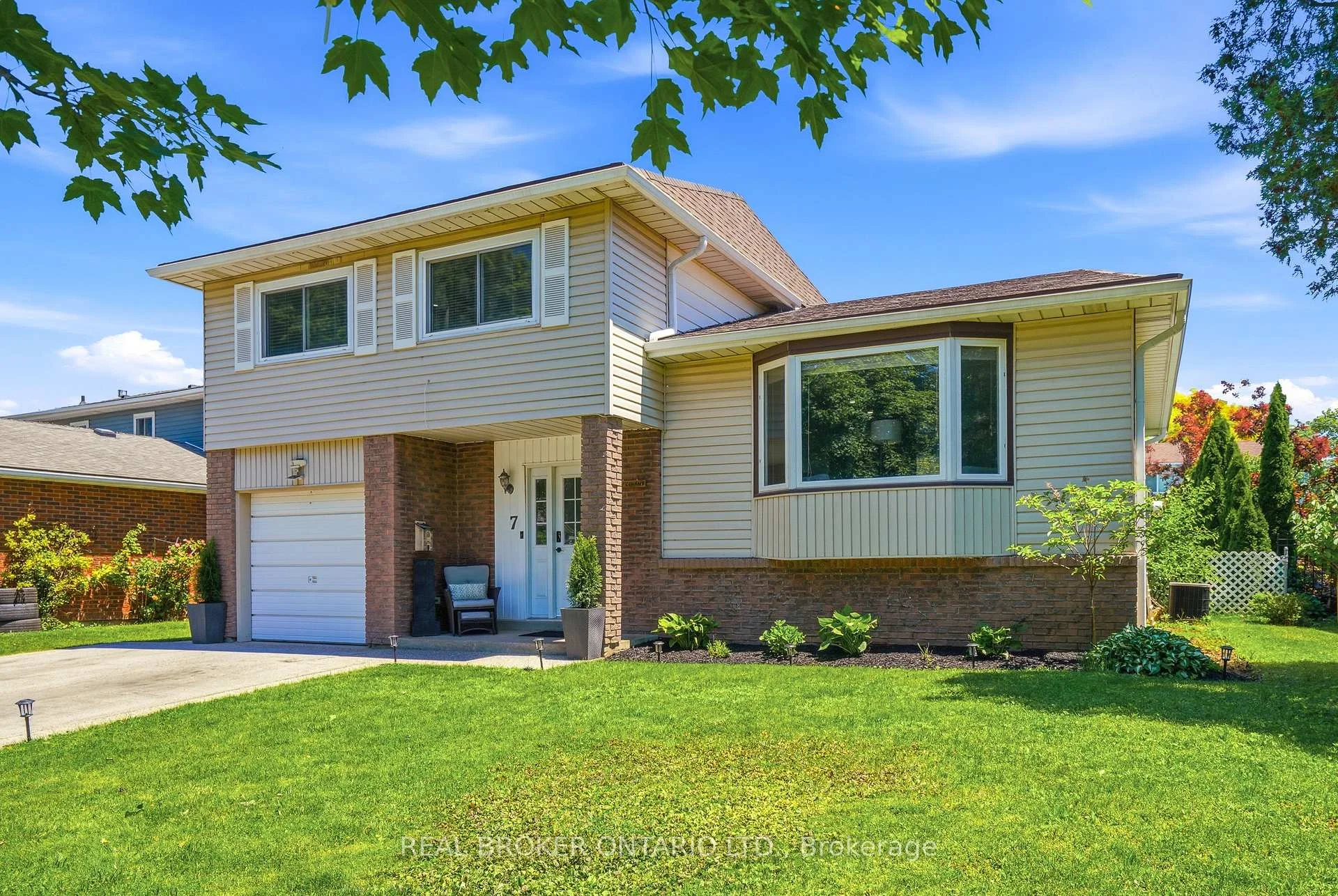Photo 4 of 7 Fairington Crescent, St. Catharines, Lakeshore — HOMEH