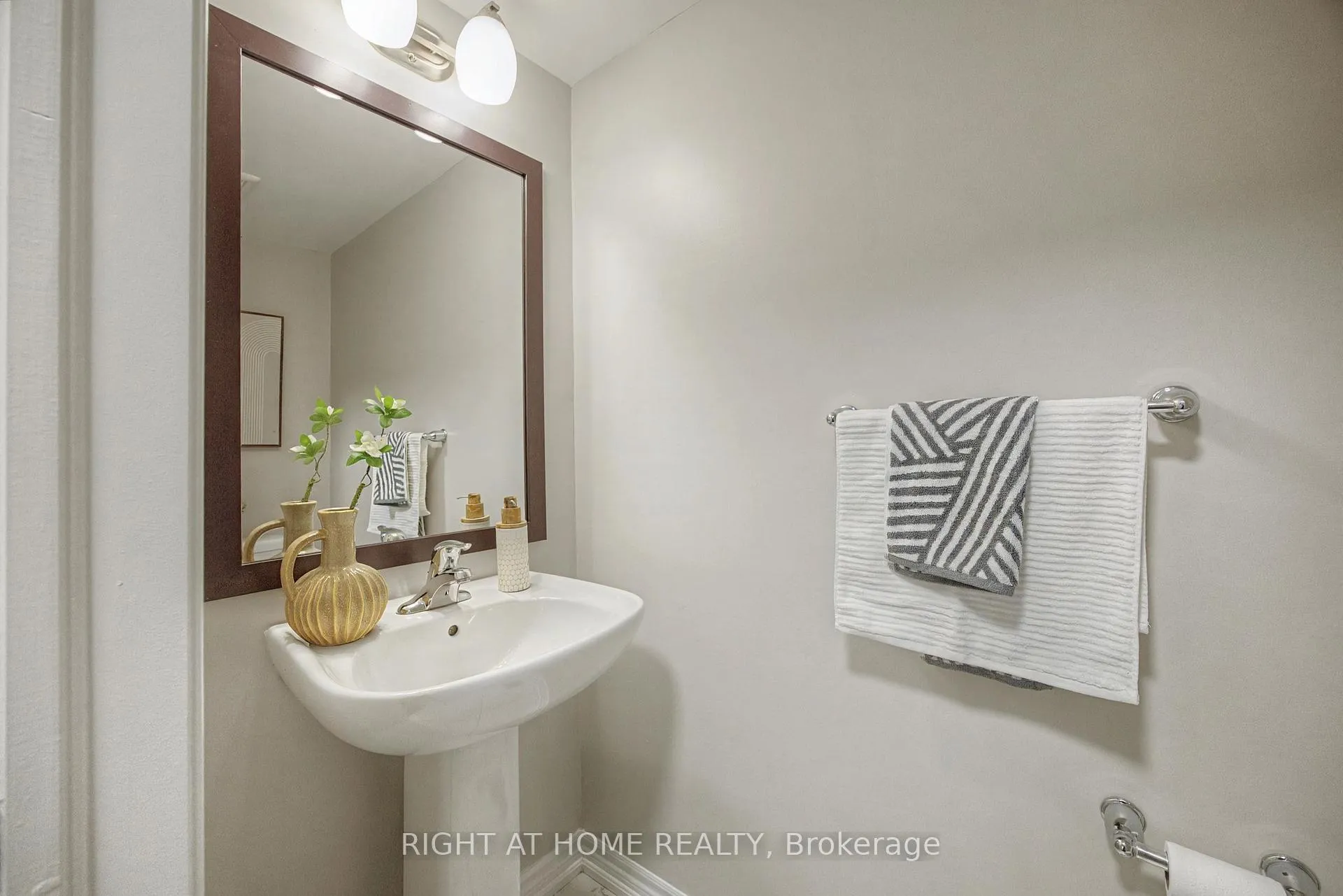 Photo 24 of 1235 Mulroney Heights, Milton, Ford — HOMEH