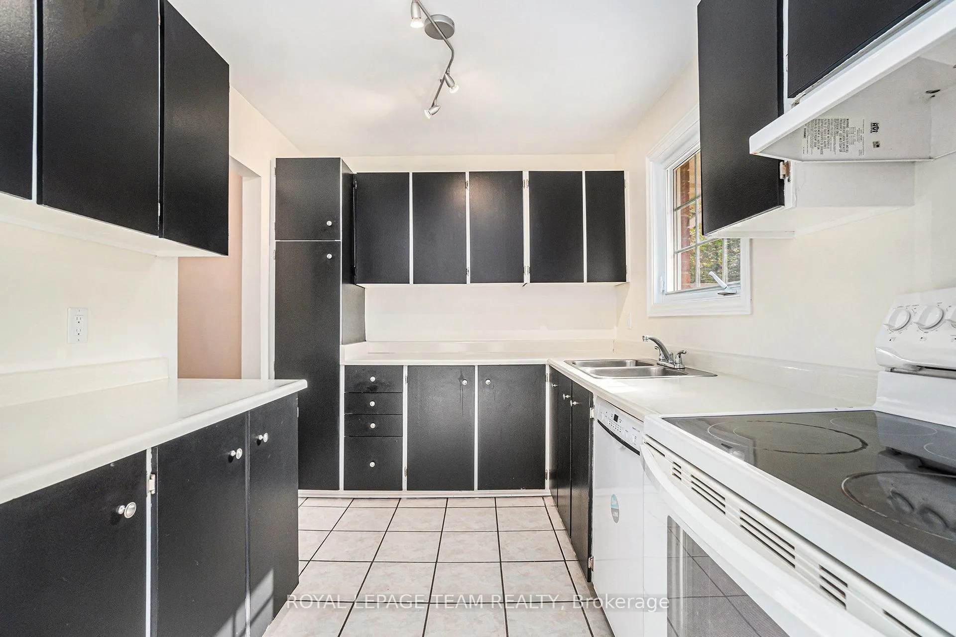 Photo 7 of 440 Kintyre Private, Ottawa, Carleton Square — HOMEH