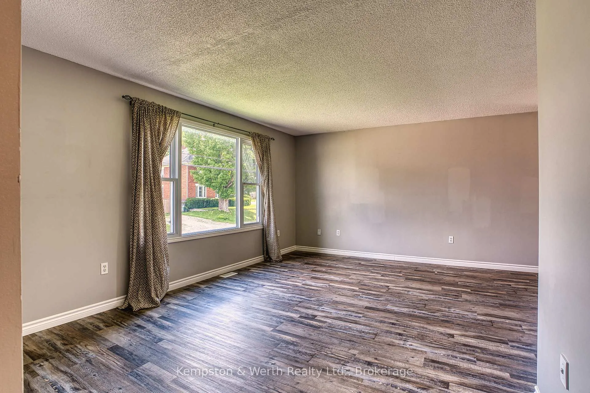 Photo 8 of 718 Edgar Street W, North Perth, Listowel — HOMEH