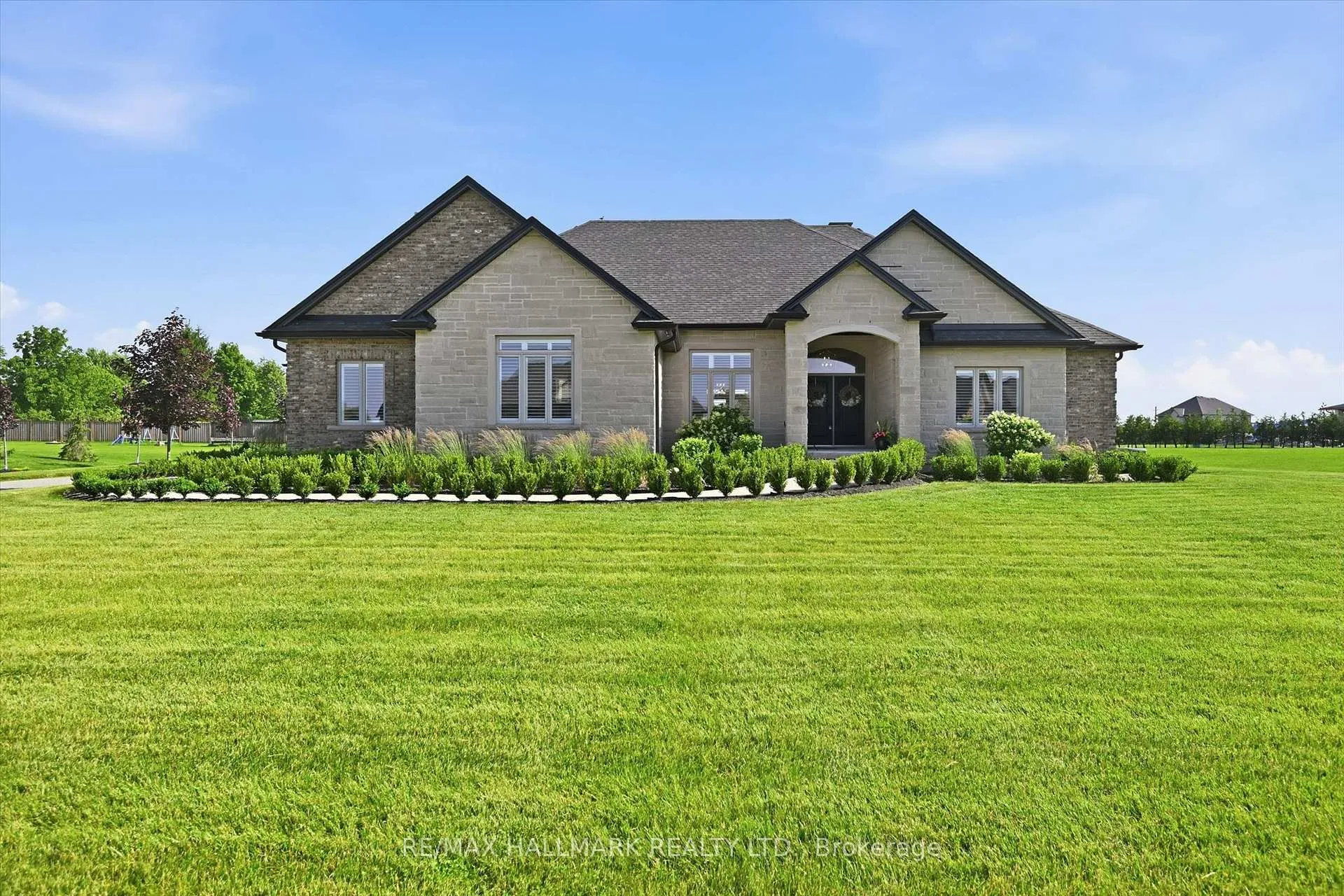 Photo 1 of 18 Kramer Court, Haldimand — HOMEH
