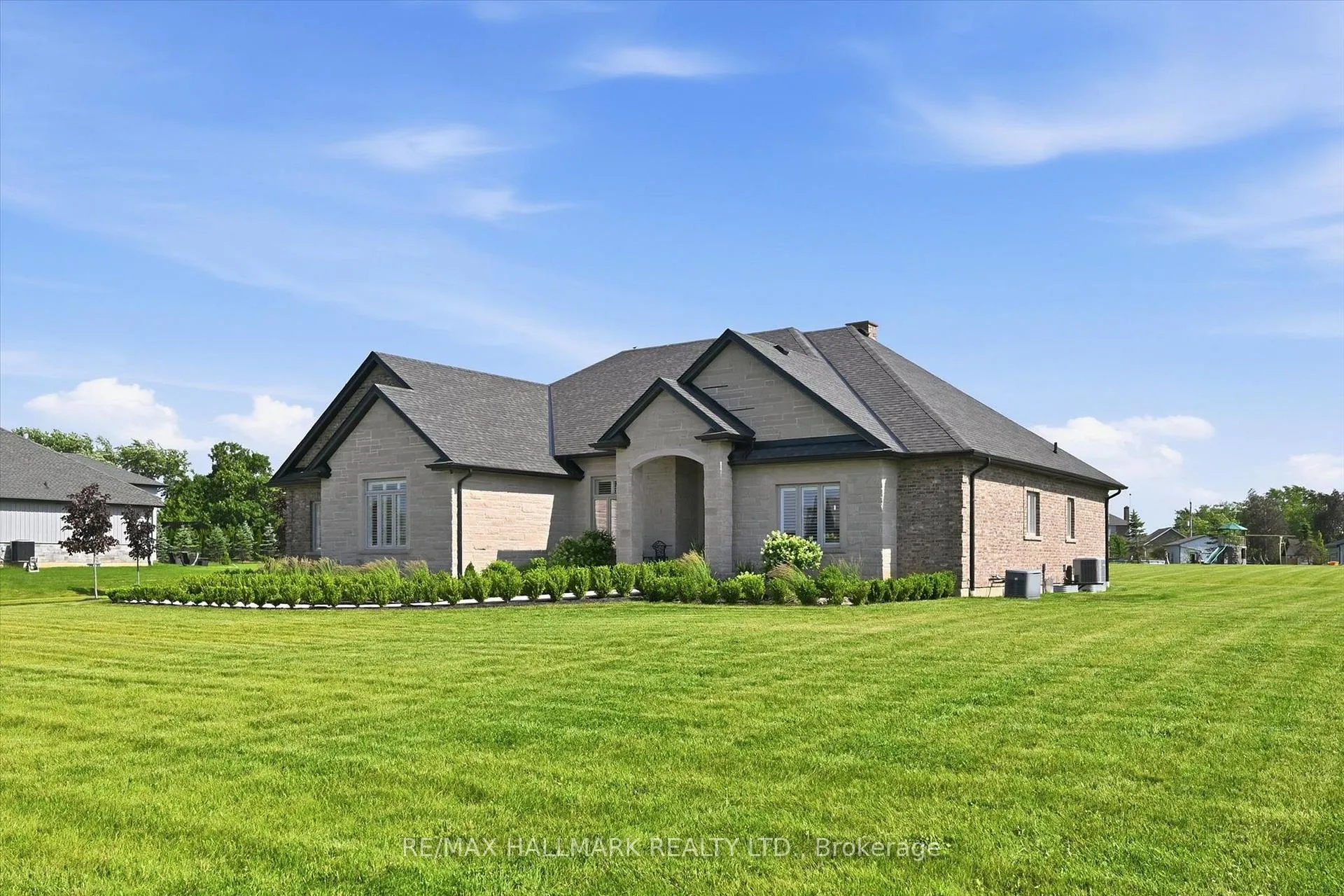 Photo 2 of 18 Kramer Court, Haldimand — HOMEH