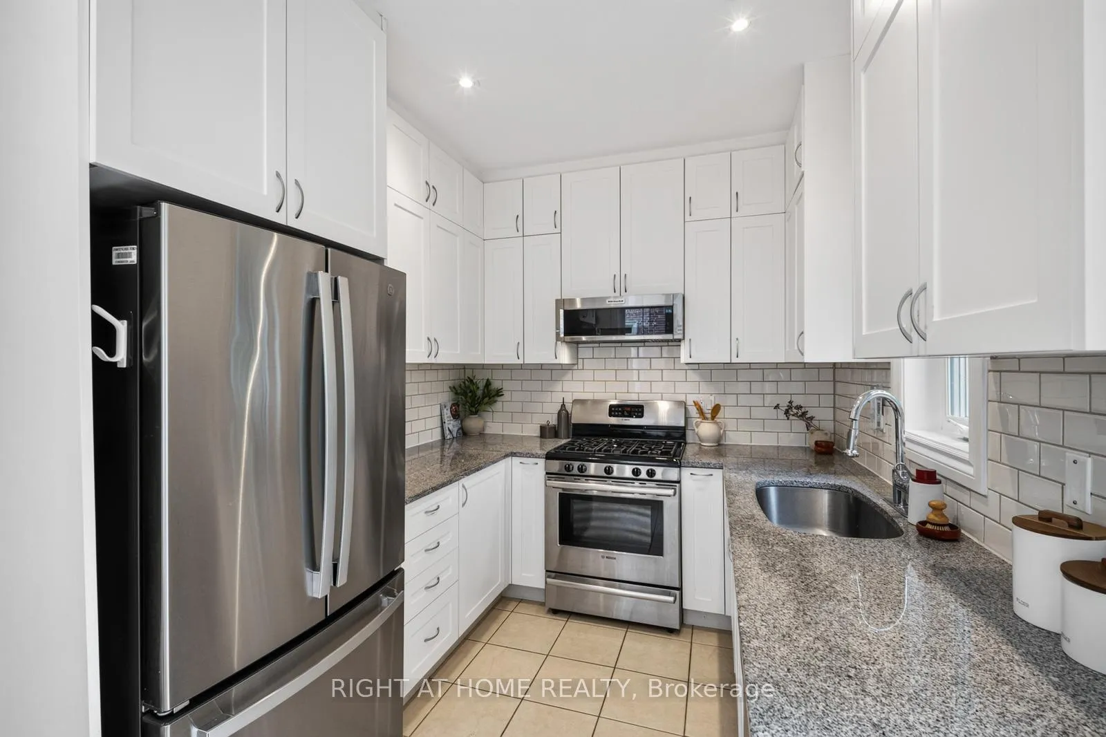 Photo 11 of 722F Kingston Road, Toronto, East End-Danforth — HOMEH