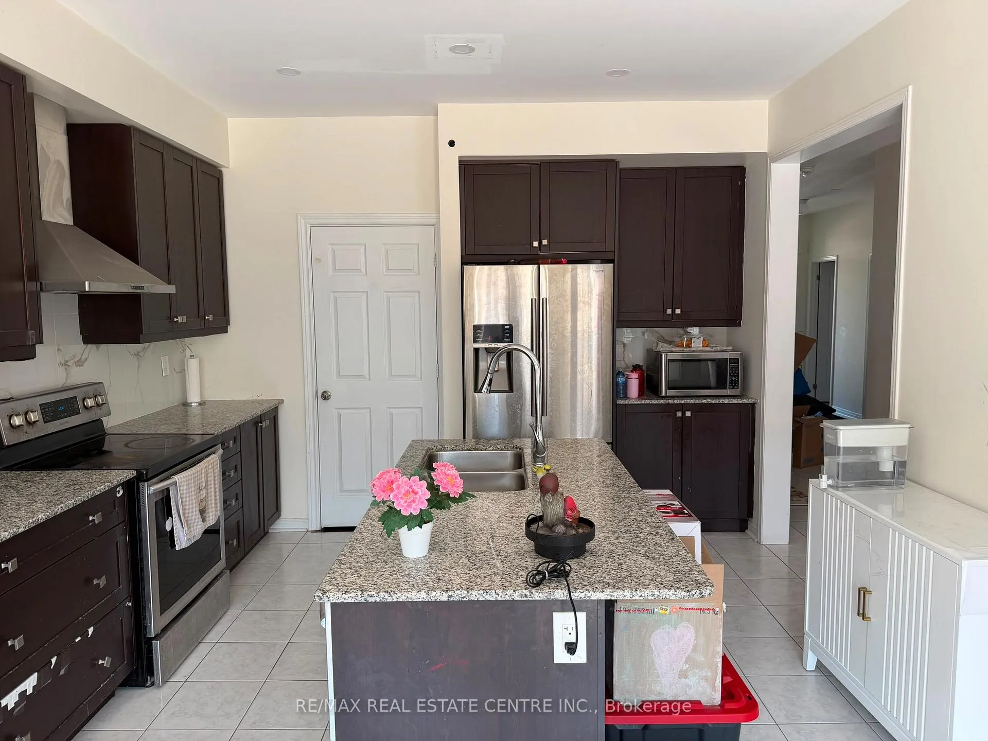 Photo 4 of 32 Ray Richards Street, Clarington, Bowmanville — HOMEH