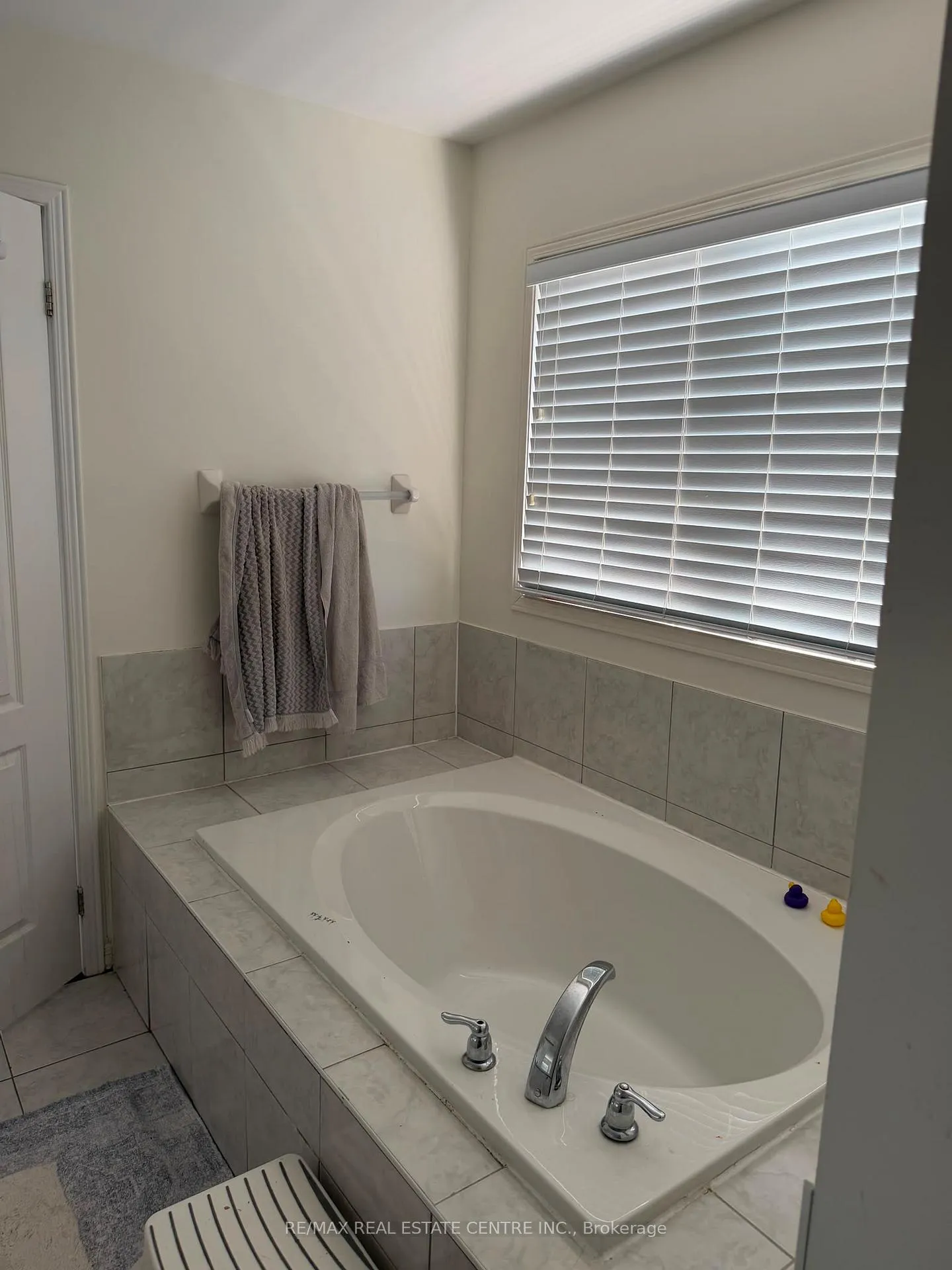 Photo 9 of 32 Ray Richards Street, Clarington, Bowmanville — HOMEH
