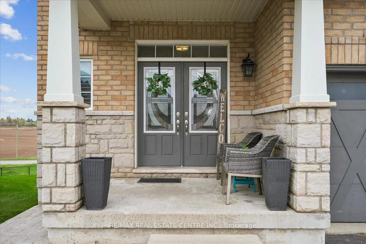 Photo 2 of 33 Paula Court, Orangeville — HOMEH