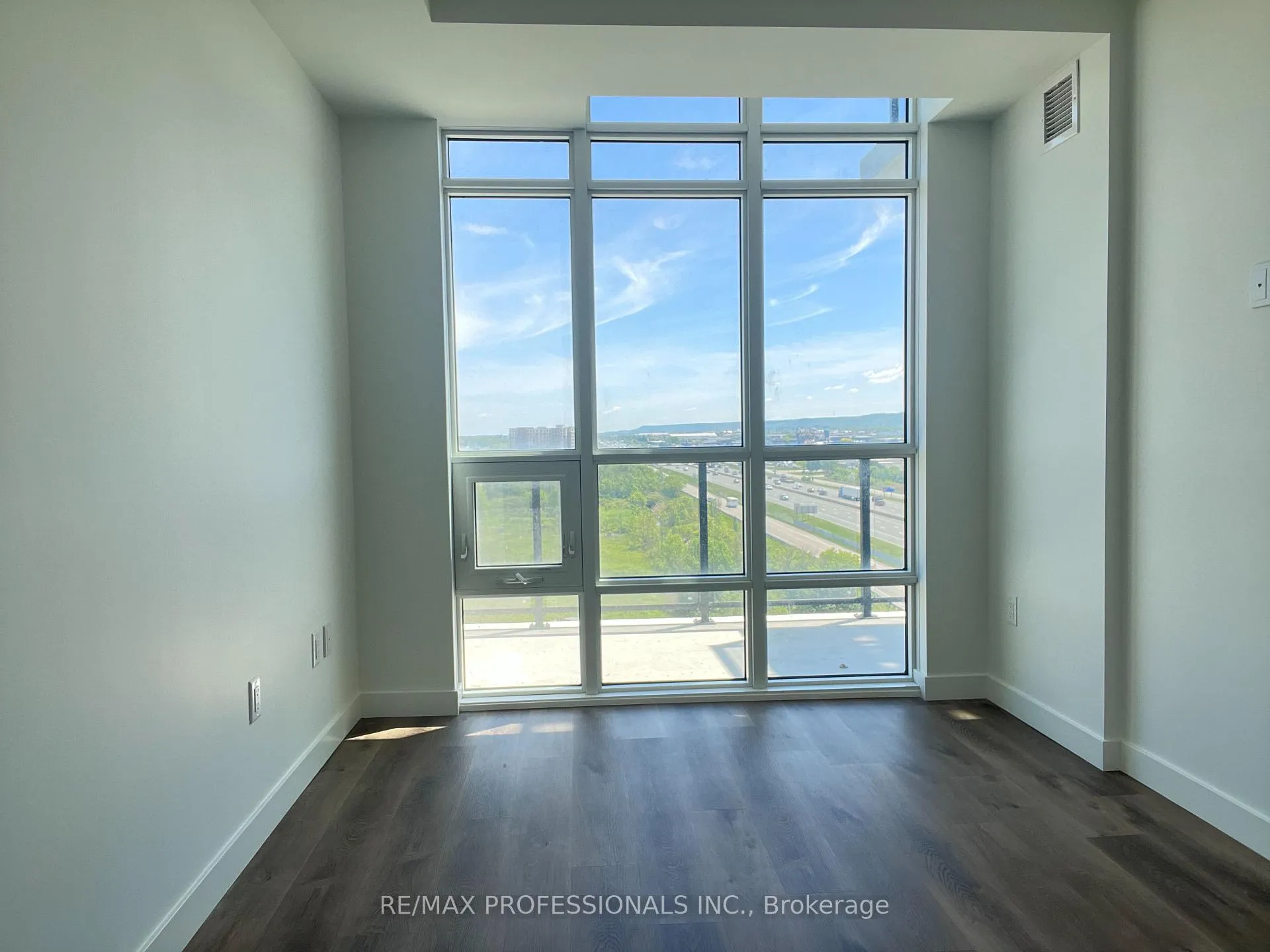 Photo 6 of Unit 916, 461 Green Road, Hamilton, Lakeshore — HOMEH