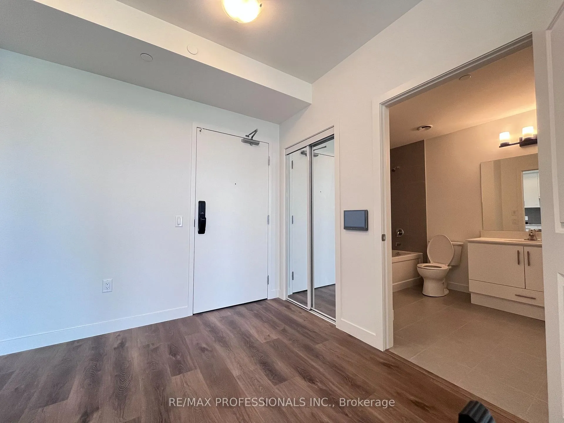Photo 8 of Unit 916, 461 Green Road, Hamilton, Lakeshore — HOMEH
