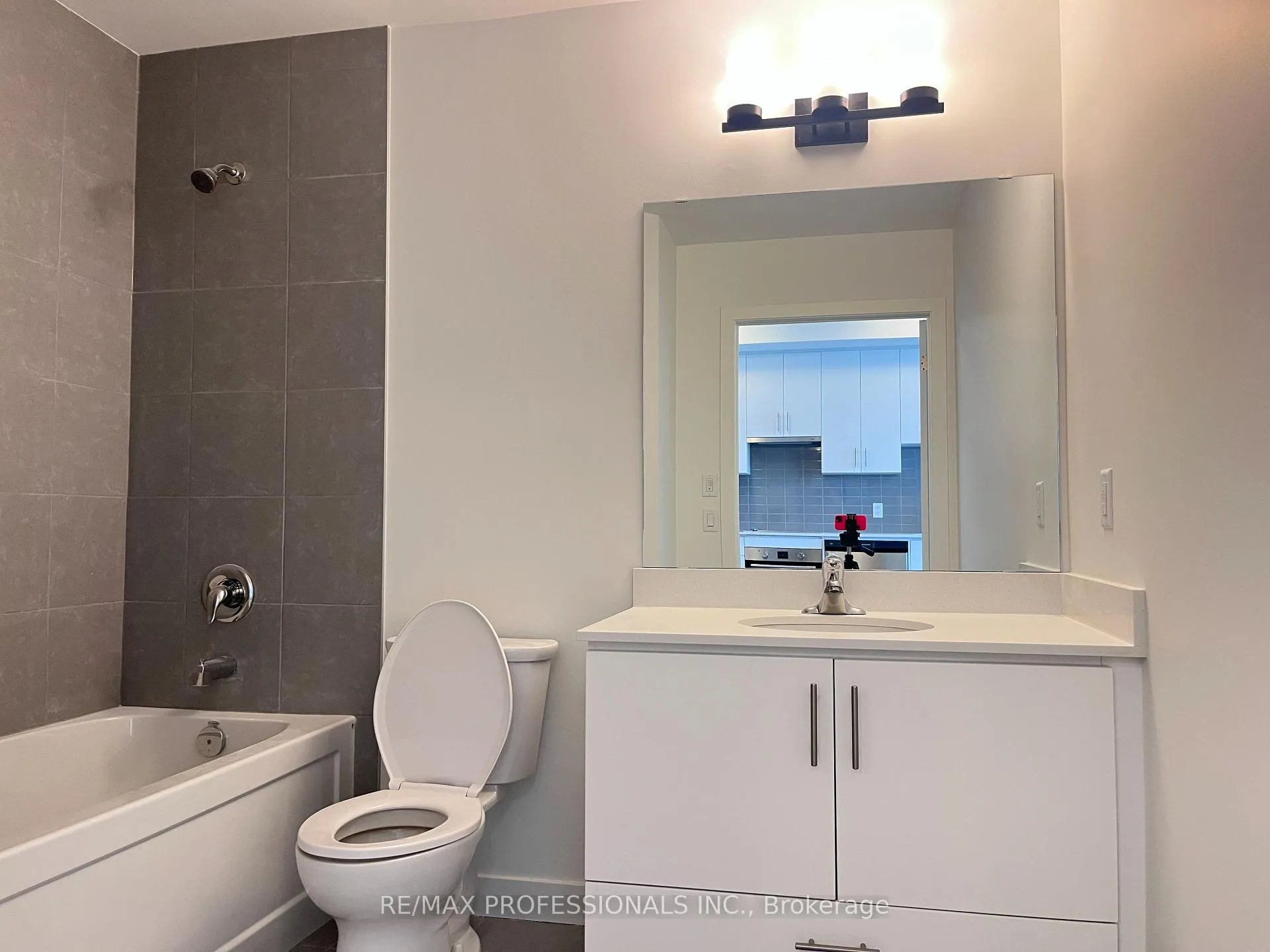 Photo 10 of Unit 916, 461 Green Road, Hamilton, Lakeshore — HOMEH