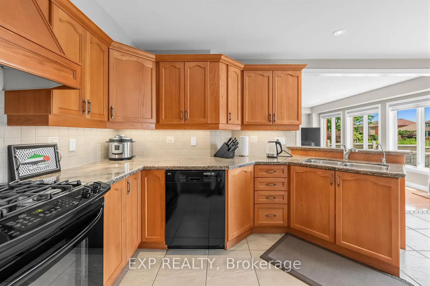 Photo 10 of 146 Fair Street, Hamilton, Meadowlands — HOMEH