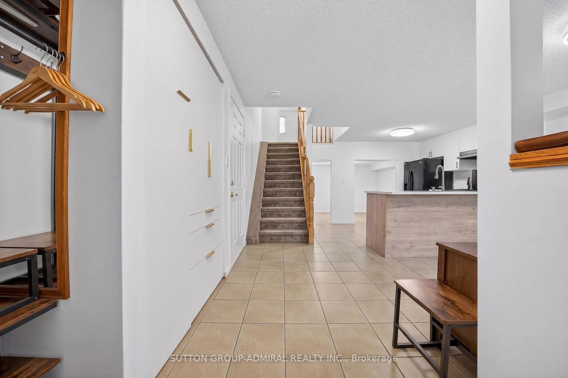 Photo 4 of 41 Whitehorn Crescent, Barrie, Holly — HOMEH