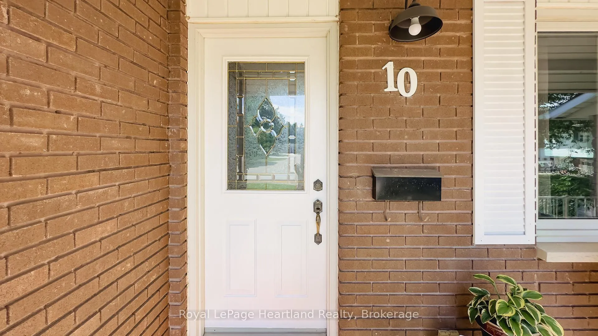 Photo 3 of 10 Bissett Court, Central Huron, Goderich — HOMEH