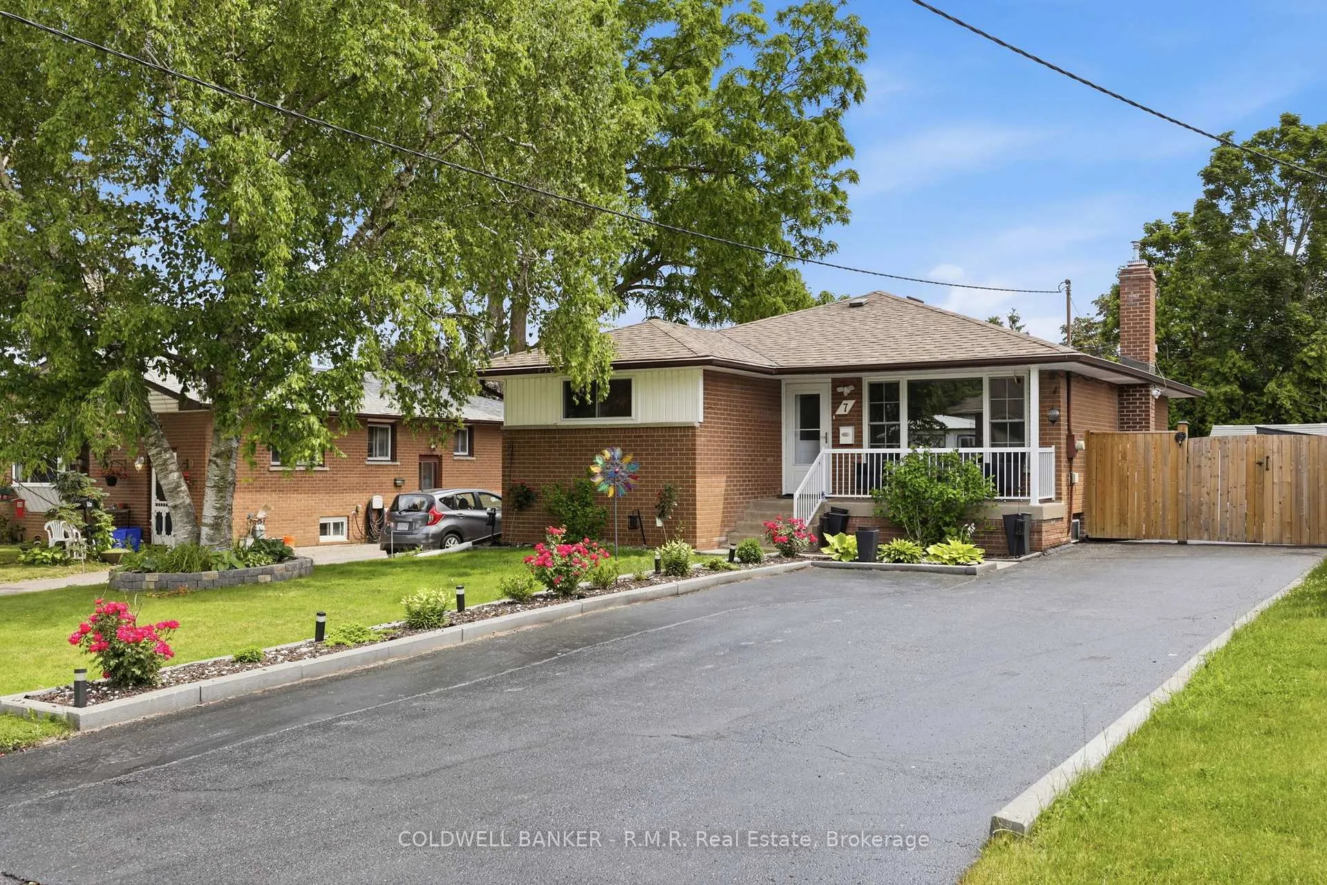 Photo 2 of 7 Summerfield Court, Clarington, Bowmanville — HOMEH