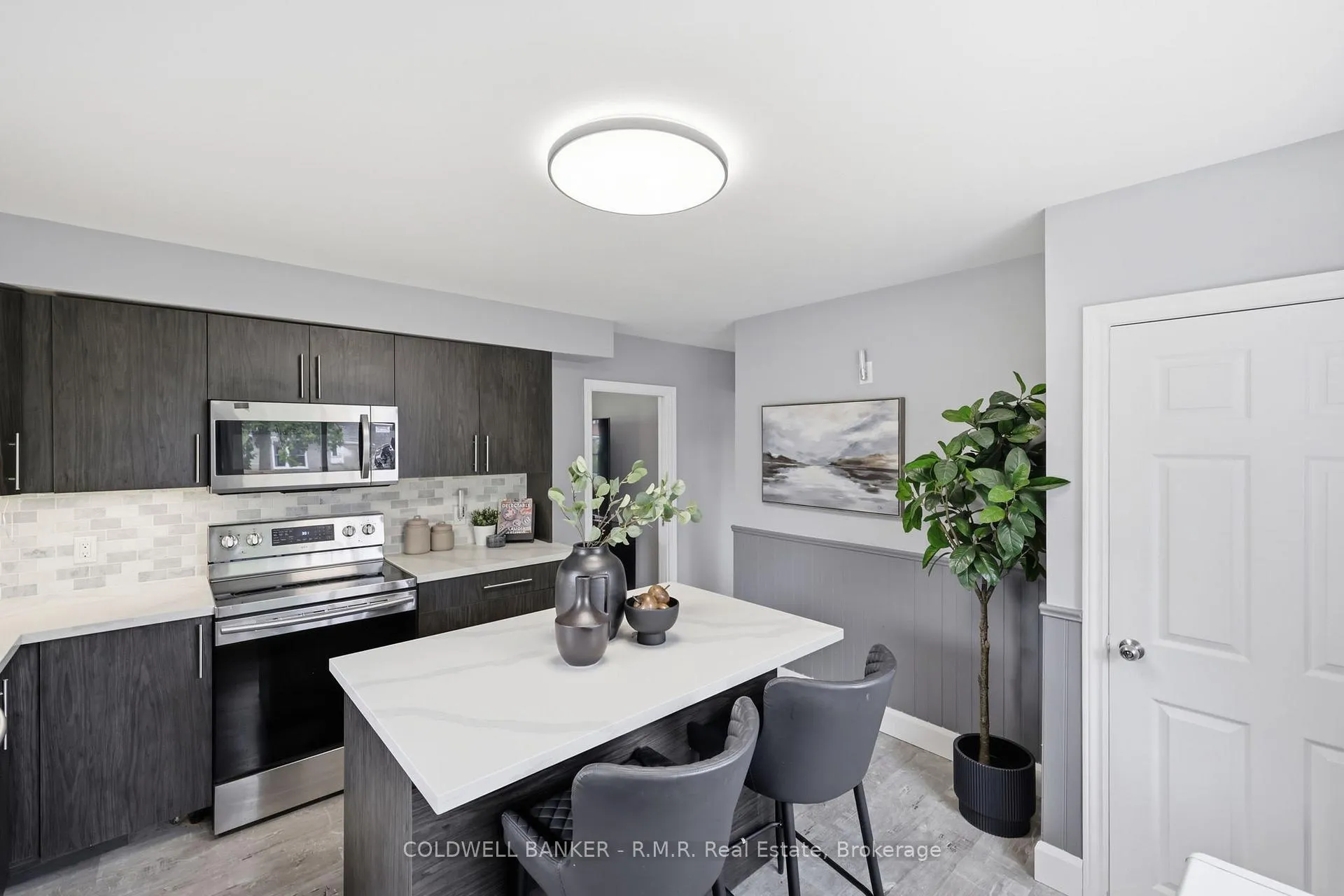 Photo 9 of 7 Summerfield Court, Clarington, Bowmanville — HOMEH