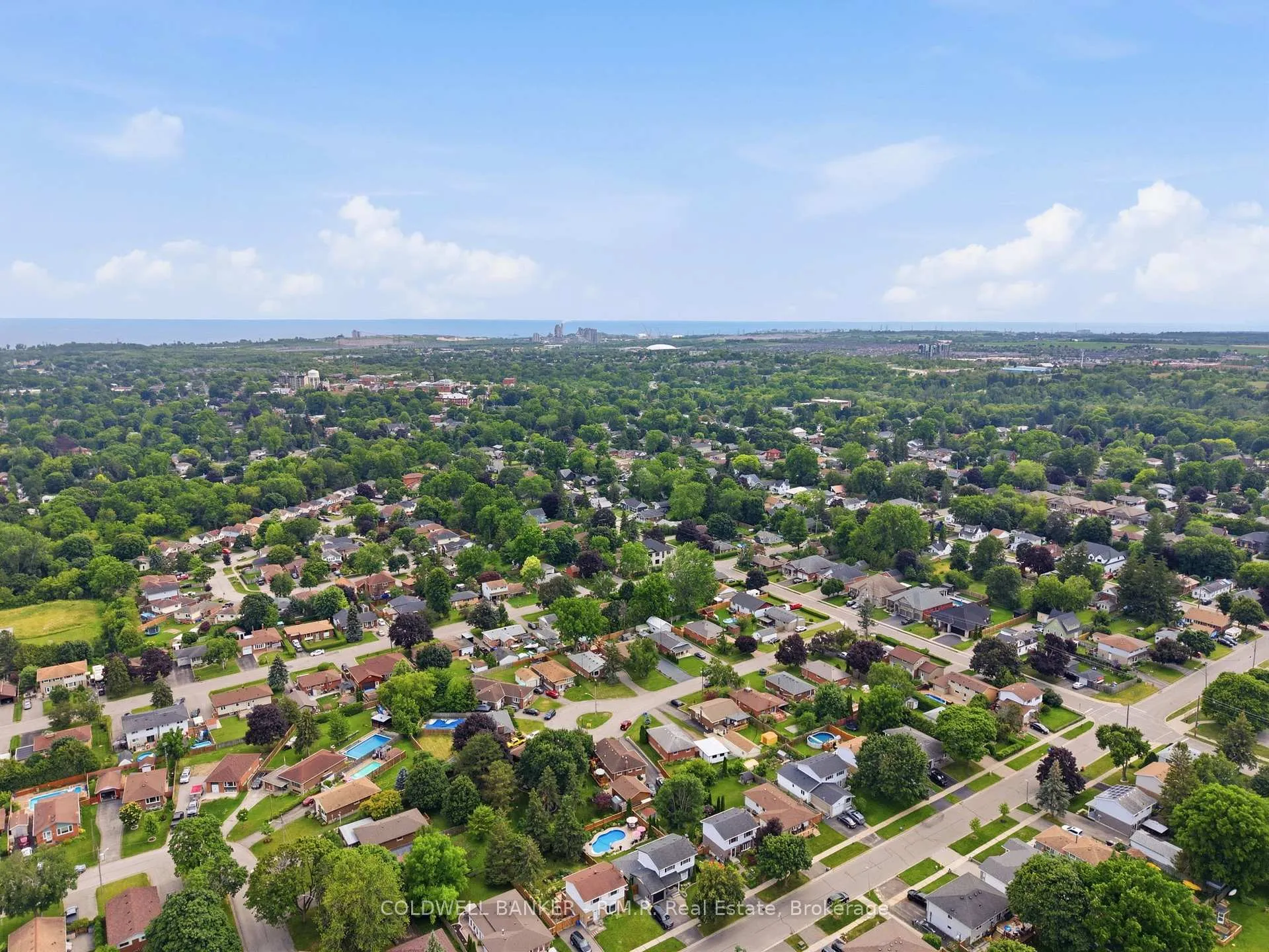 Photo 39 of 7 Summerfield Court, Clarington, Bowmanville — HOMEH