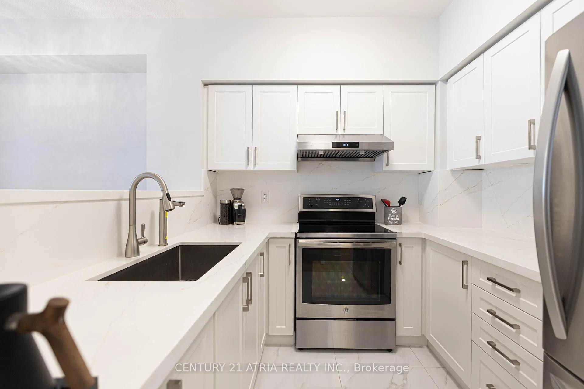Photo 6 of Unit 9, 4 Alpen Way, Markham, Unionville — HOMEH
