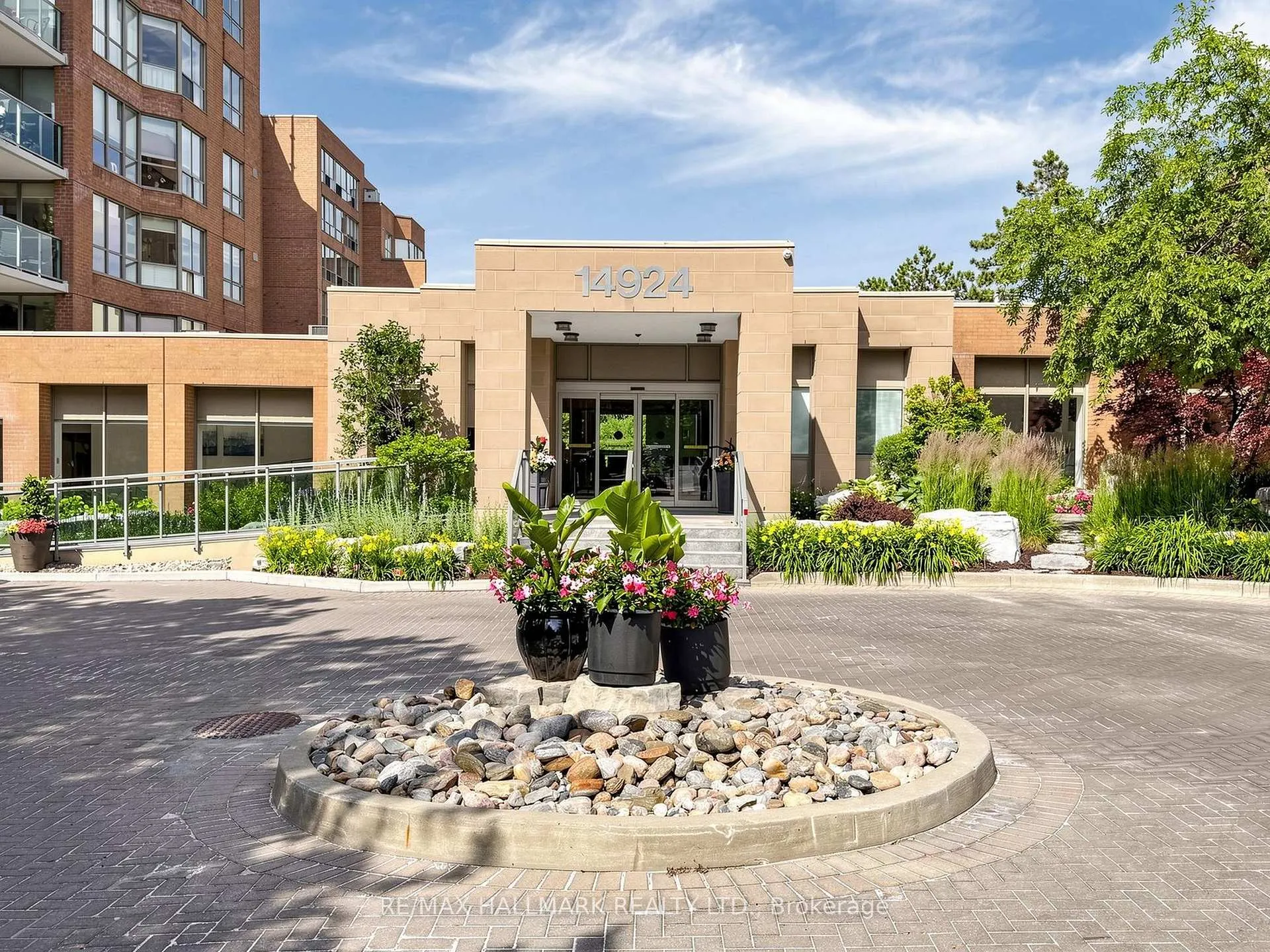 Photo 2 of Unit 302, 14924 Yonge Street, Aurora, Aurora Highlands — HOMEH