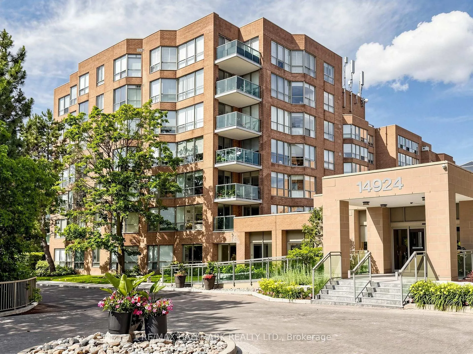 Photo 3 of Unit 302, 14924 Yonge Street, Aurora, Aurora Highlands — HOMEH