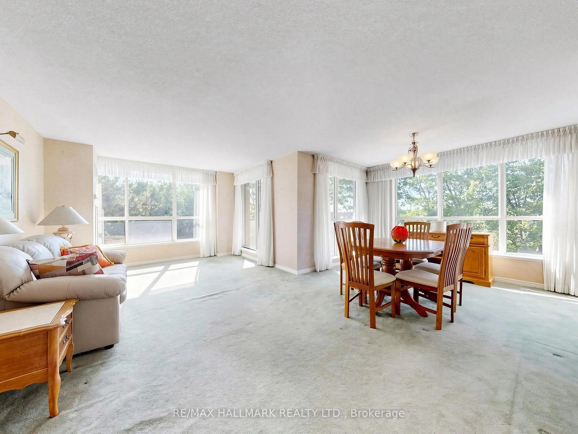 Photo 7 of Unit 302, 14924 Yonge Street, Aurora, Aurora Highlands — HOMEH