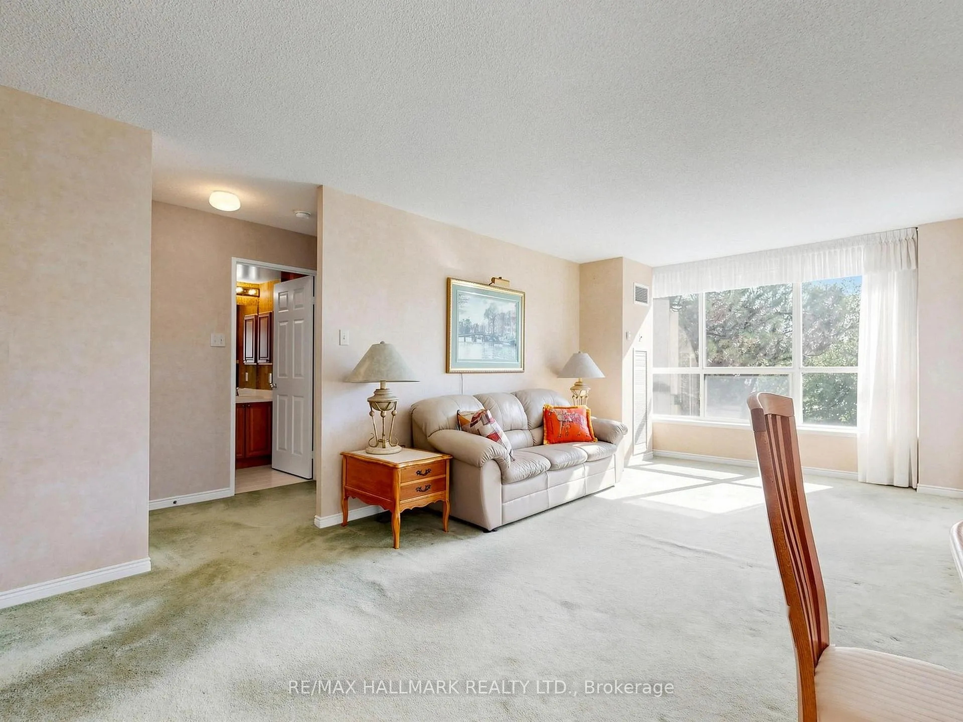 Photo 8 of Unit 302, 14924 Yonge Street, Aurora, Aurora Highlands — HOMEH