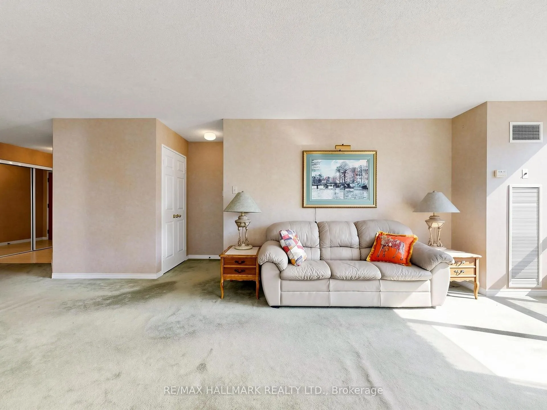 Photo 9 of Unit 302, 14924 Yonge Street, Aurora, Aurora Highlands — HOMEH
