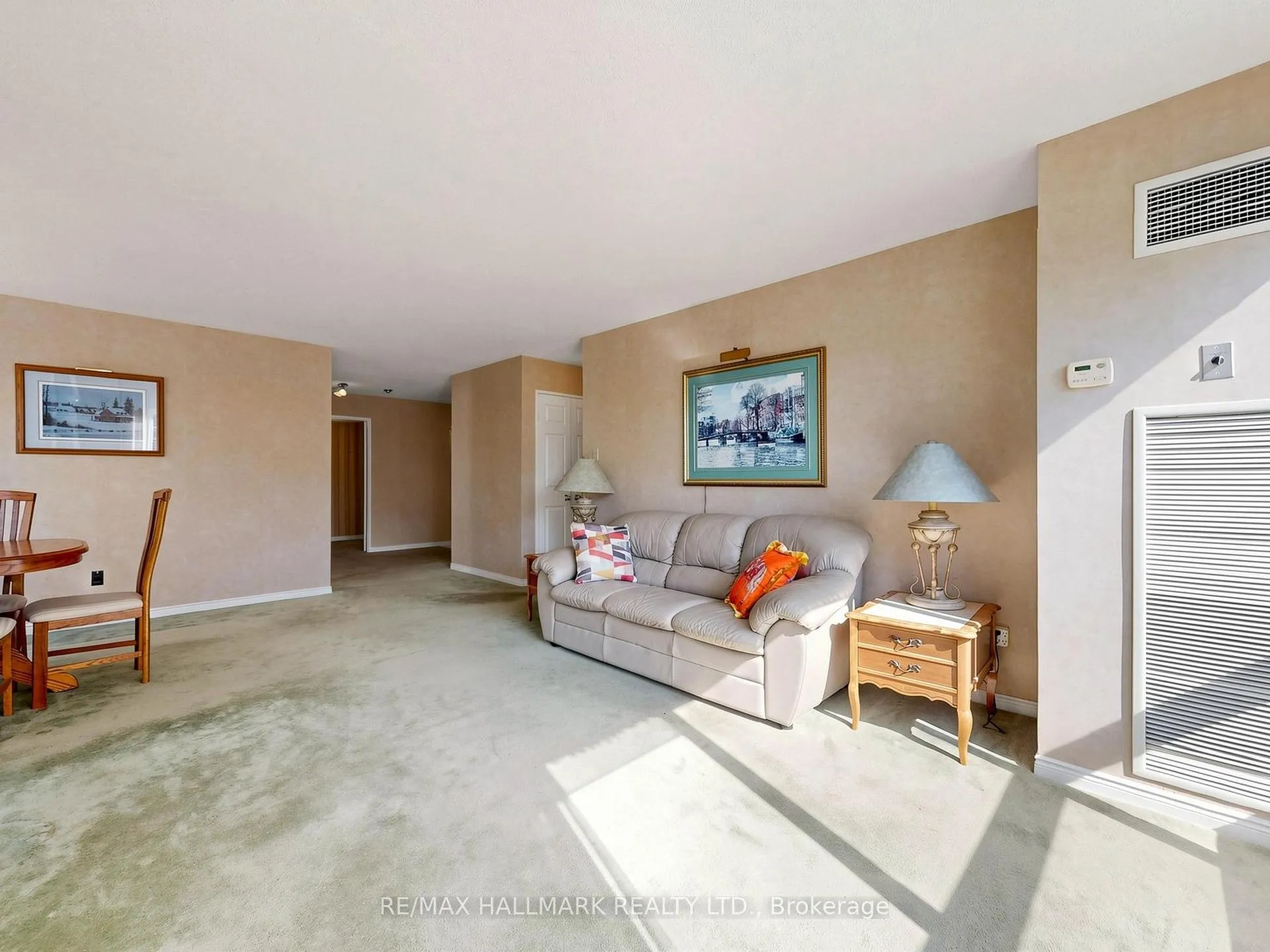 Photo 10 of Unit 302, 14924 Yonge Street, Aurora, Aurora Highlands — HOMEH