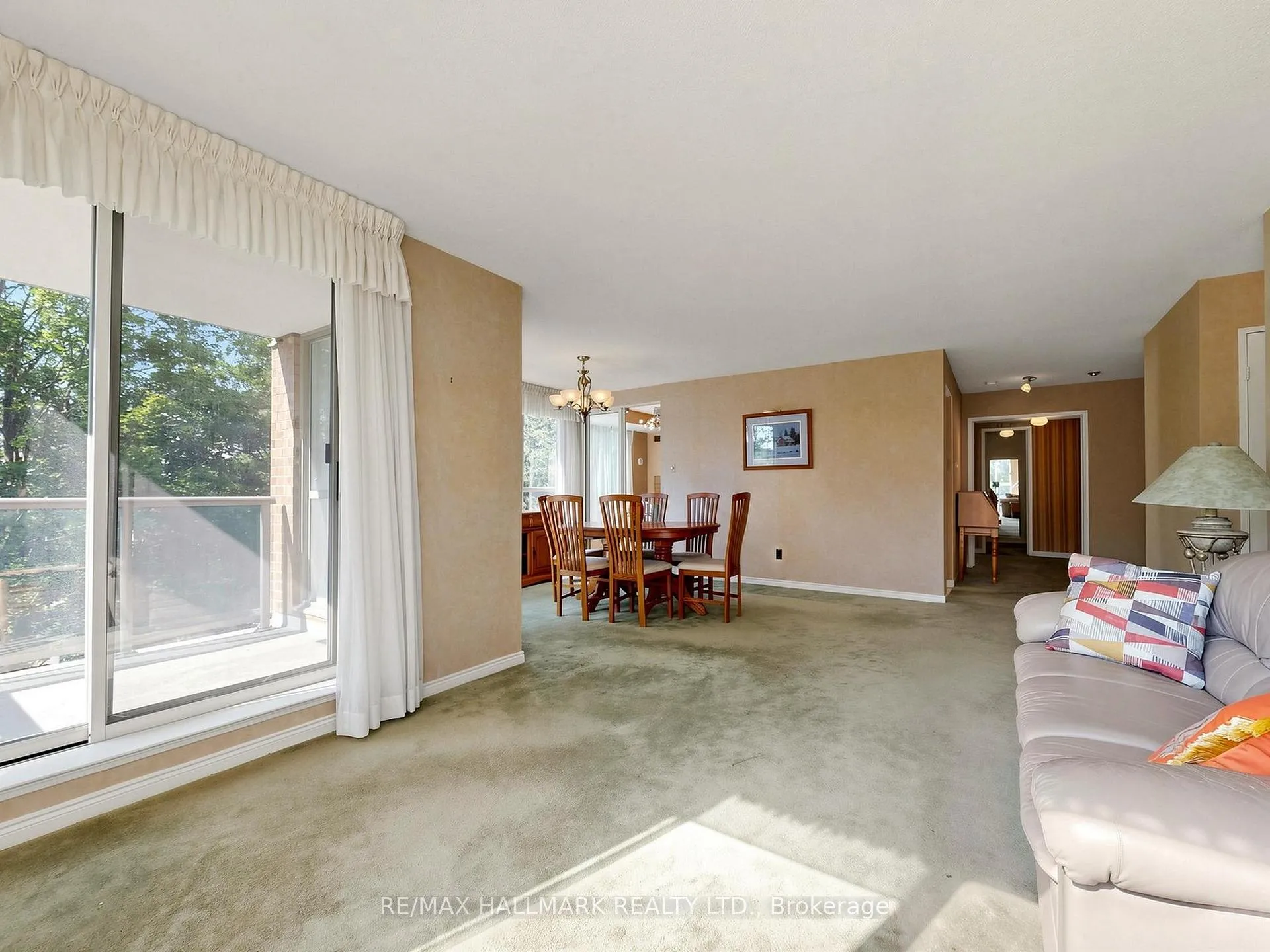 Photo 11 of Unit 302, 14924 Yonge Street, Aurora, Aurora Highlands — HOMEH
