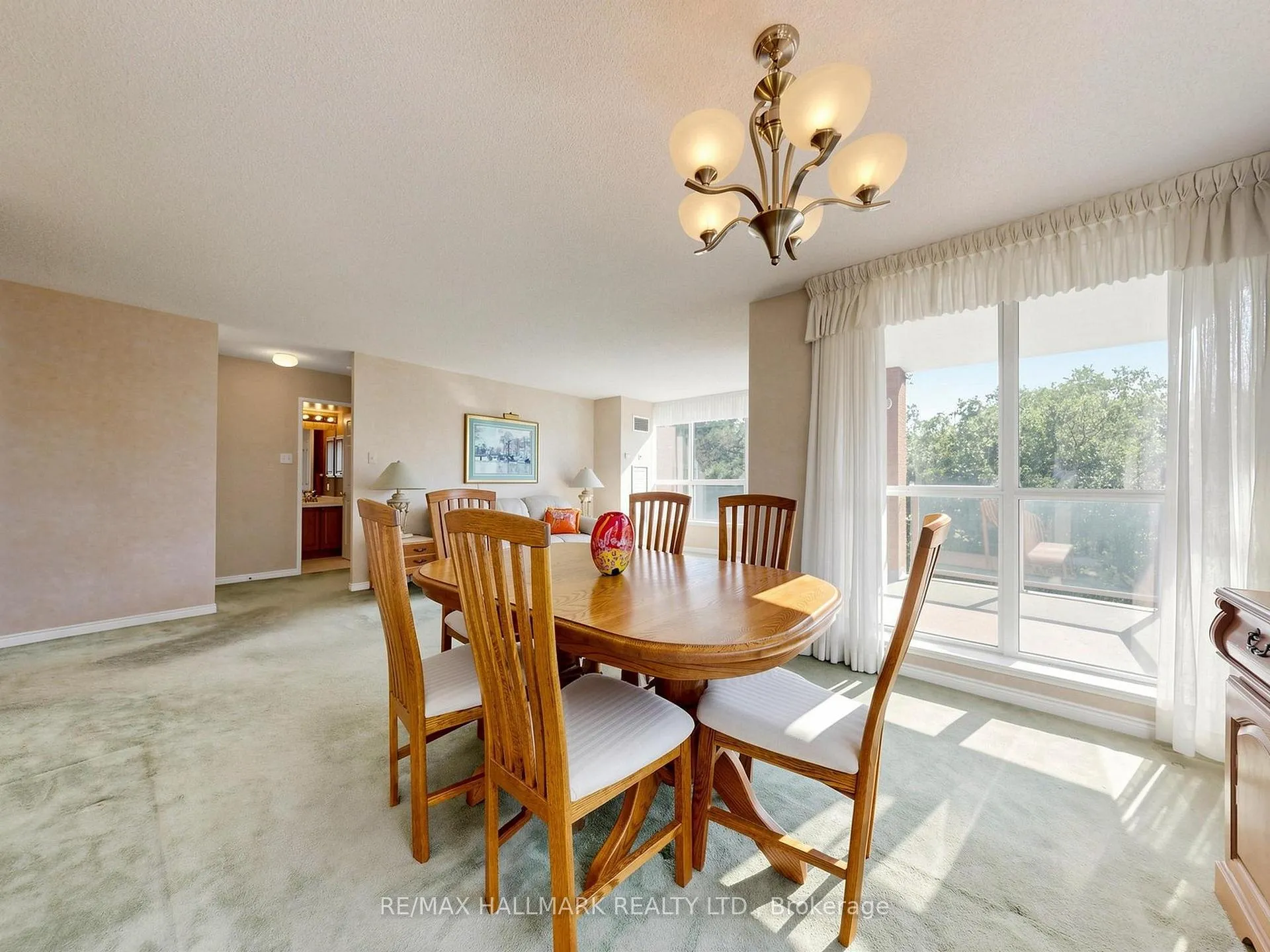 Photo 14 of Unit 302, 14924 Yonge Street, Aurora, Aurora Highlands — HOMEH