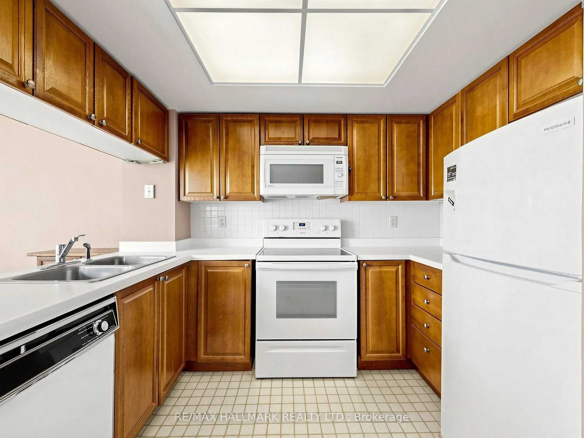 Photo 18 of Unit 302, 14924 Yonge Street, Aurora, Aurora Highlands — HOMEH