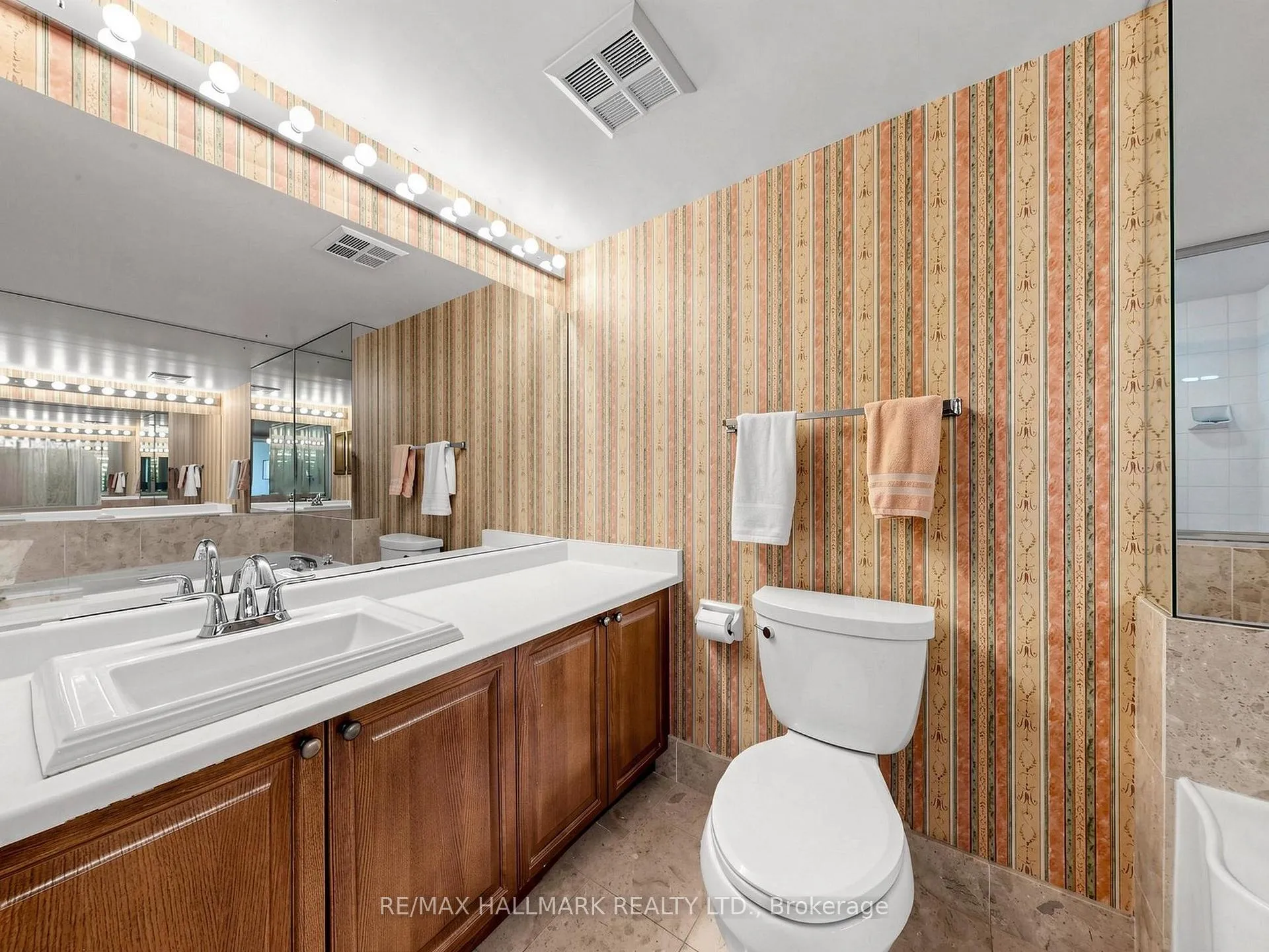 Photo 26 of Unit 302, 14924 Yonge Street, Aurora, Aurora Highlands — HOMEH