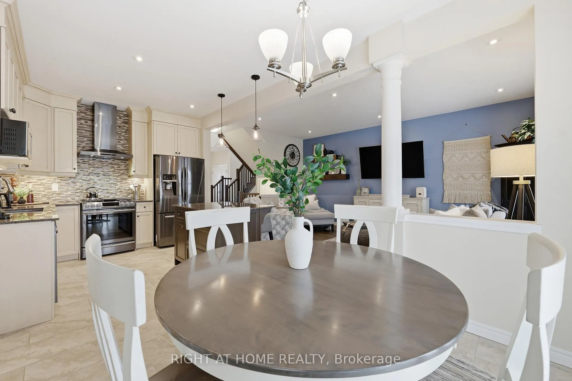 Photo 10 of 33 Vic Chambers Place, Brant, Paris — HOMEH