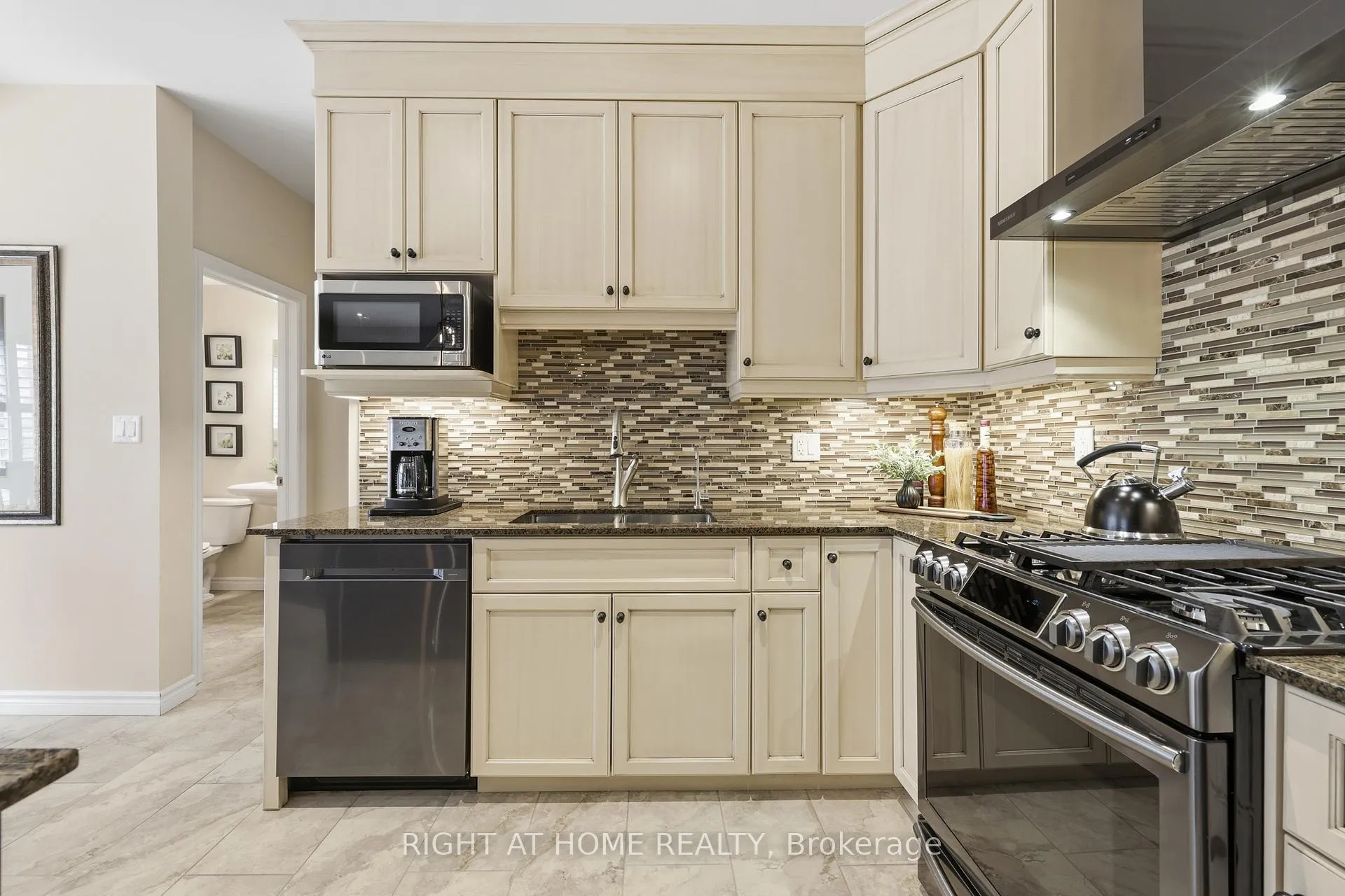 Photo 12 of 33 Vic Chambers Place, Brant, Paris — HOMEH