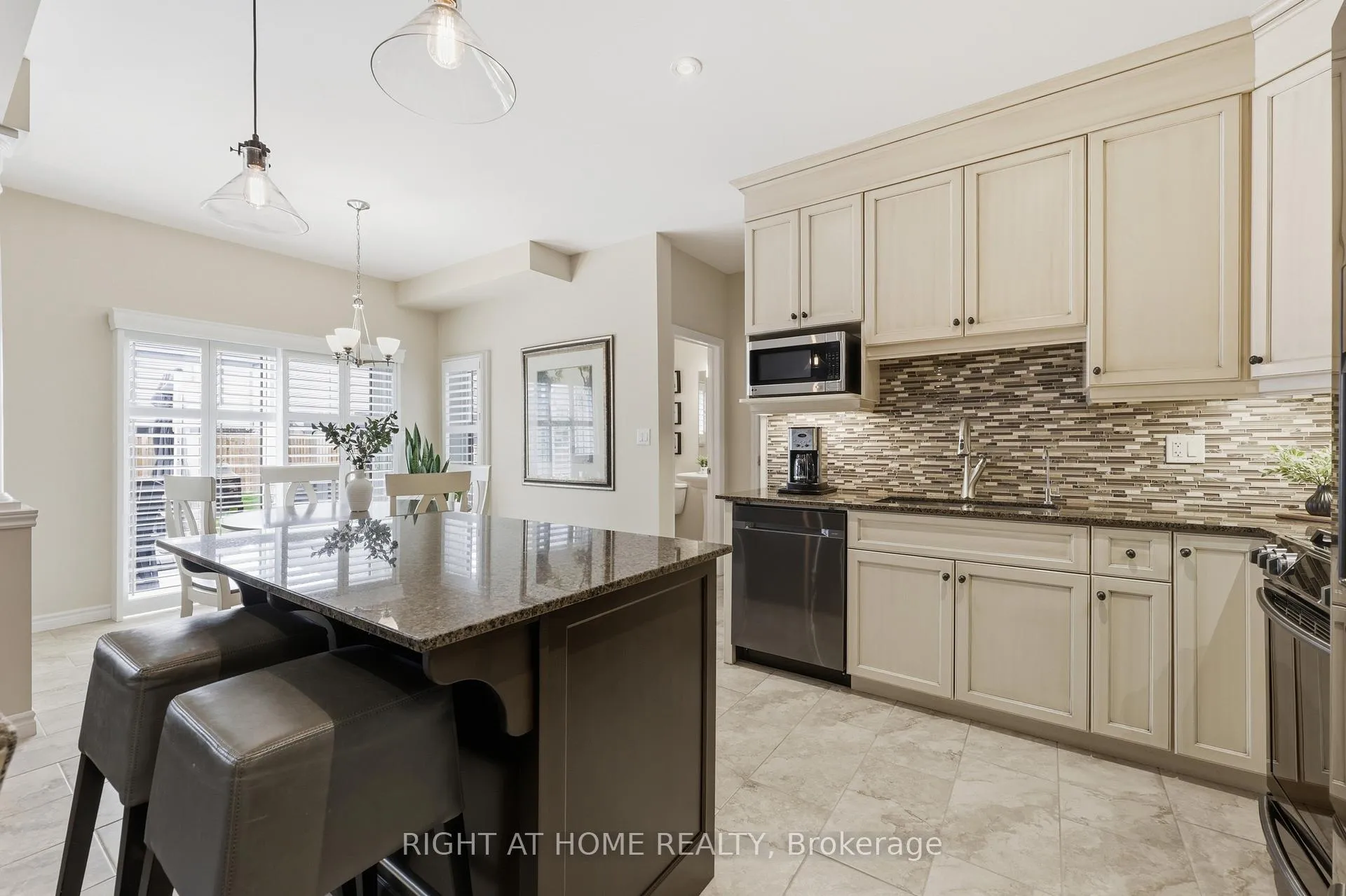 Photo 14 of 33 Vic Chambers Place, Brant, Paris — HOMEH