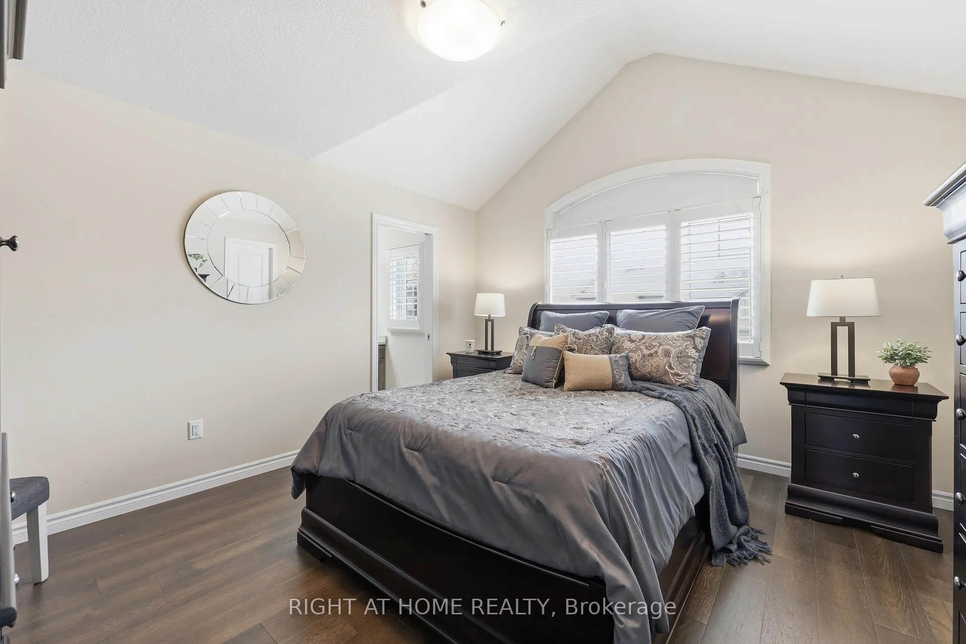 Photo 16 of 33 Vic Chambers Place, Brant, Paris — HOMEH