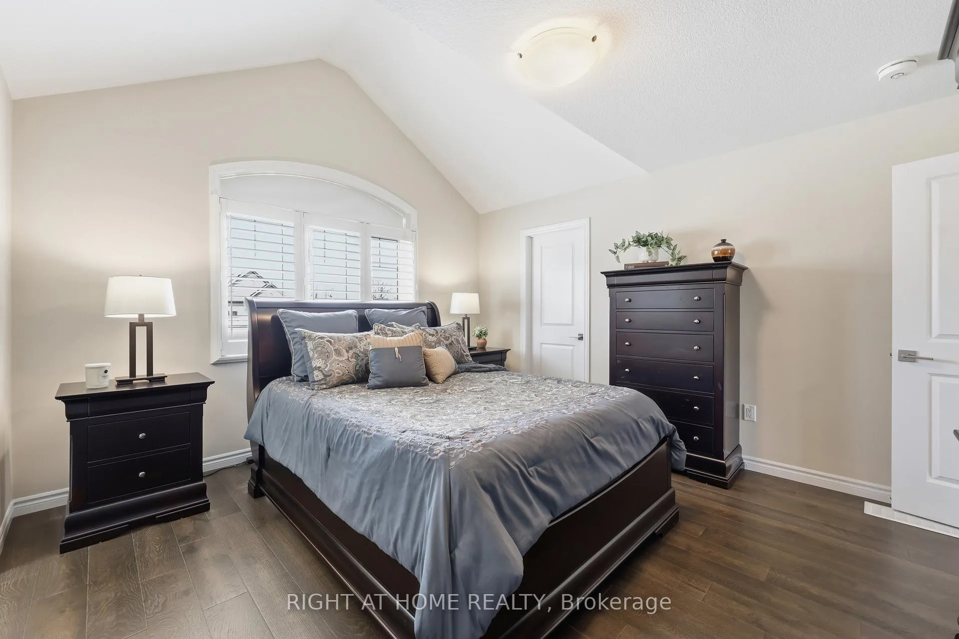 Photo 17 of 33 Vic Chambers Place, Brant, Paris — HOMEH