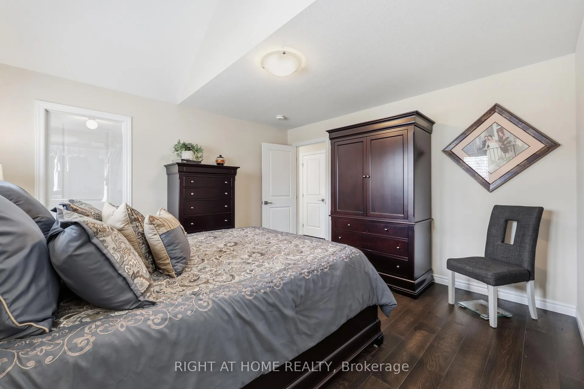 Photo 18 of 33 Vic Chambers Place, Brant, Paris — HOMEH