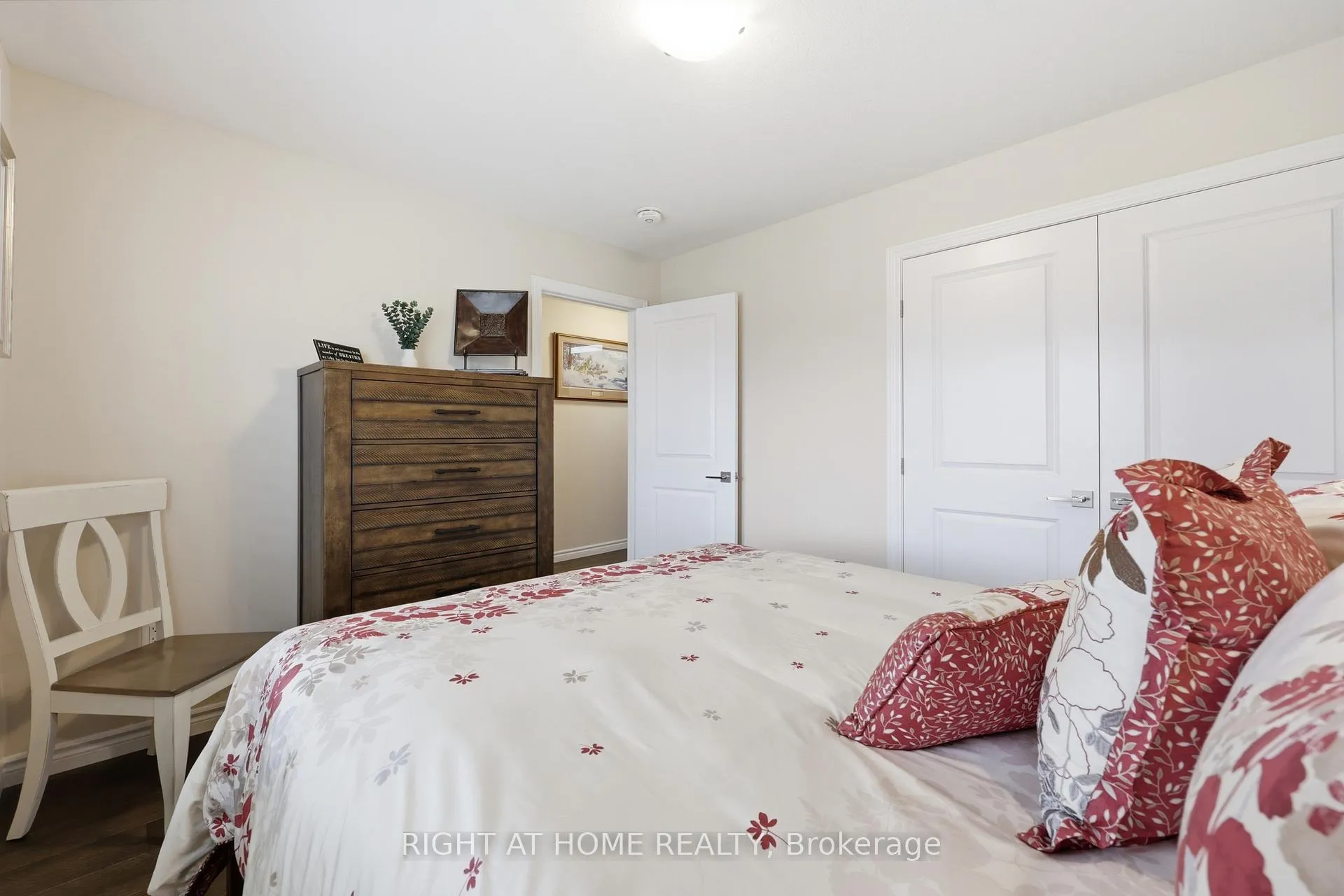 Photo 24 of 33 Vic Chambers Place, Brant, Paris — HOMEH