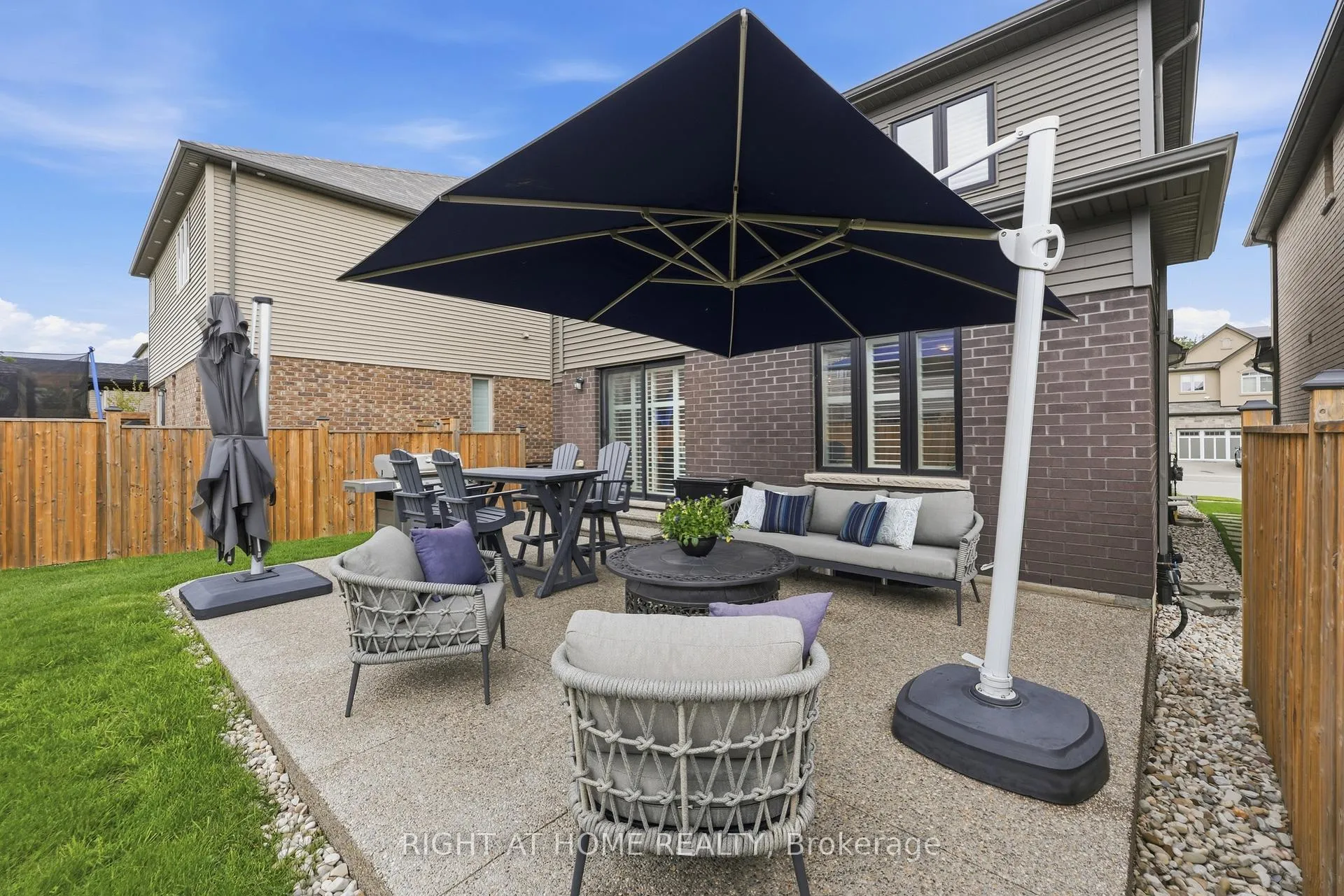 Photo 31 of 33 Vic Chambers Place, Brant, Paris — HOMEH