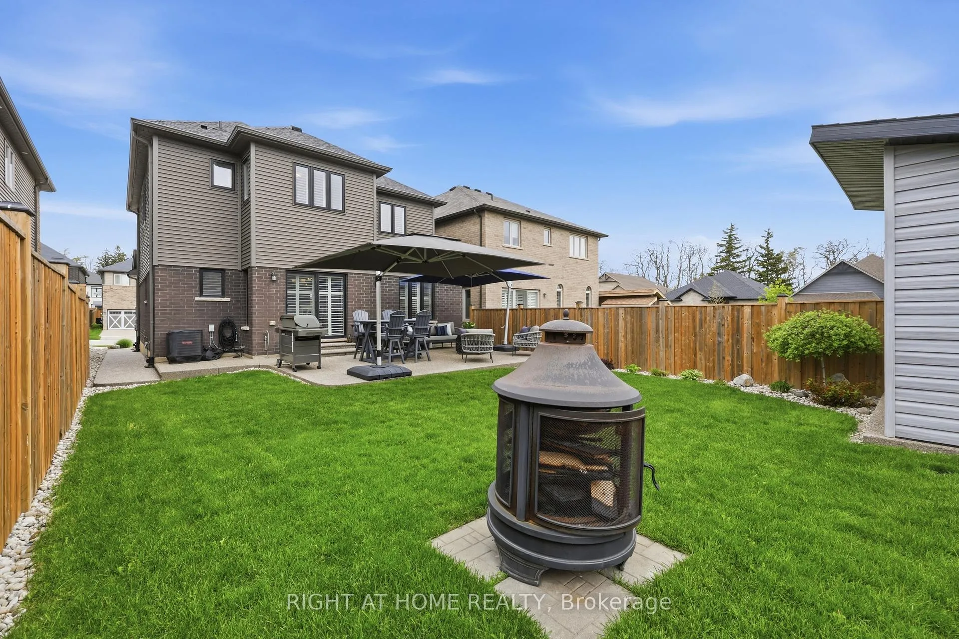 Photo 35 of 33 Vic Chambers Place, Brant, Paris — HOMEH