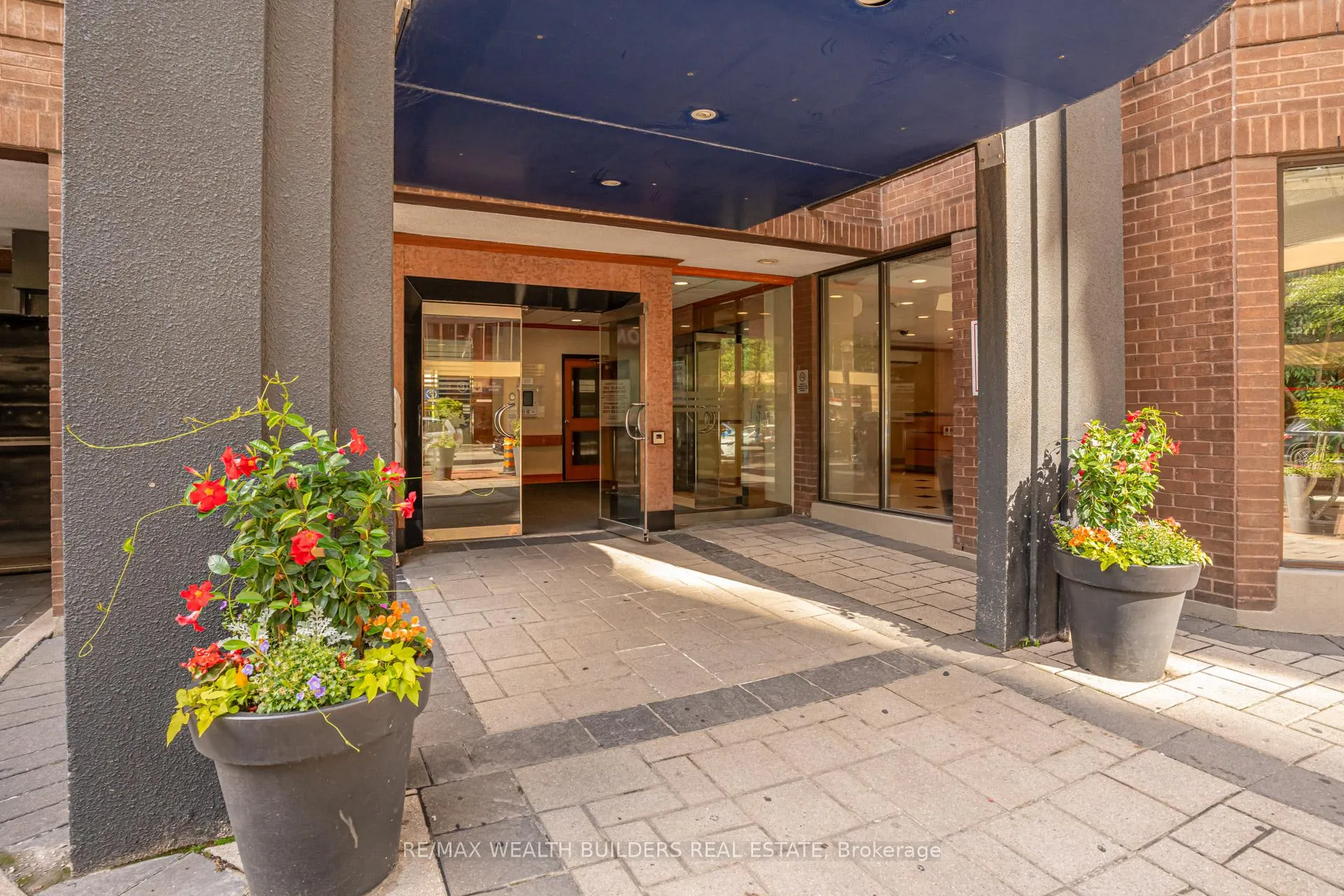 Photo 8 of Unit 803, 633 Bay Street, Toronto, Bay Street Corridor — HOMEH