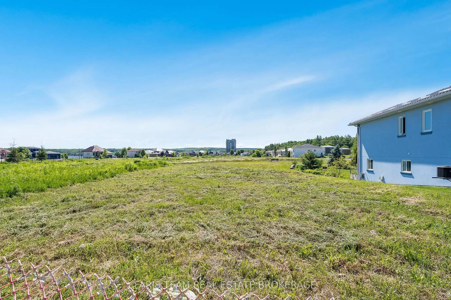 Photo 3 of 565 Taylor Drive, Midland — HOMEH
