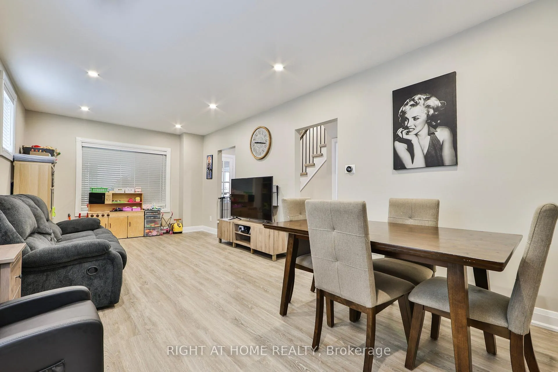 Photo 7 of 90 Mill Street S, Brampton, Downtown Brampton — HOMEH