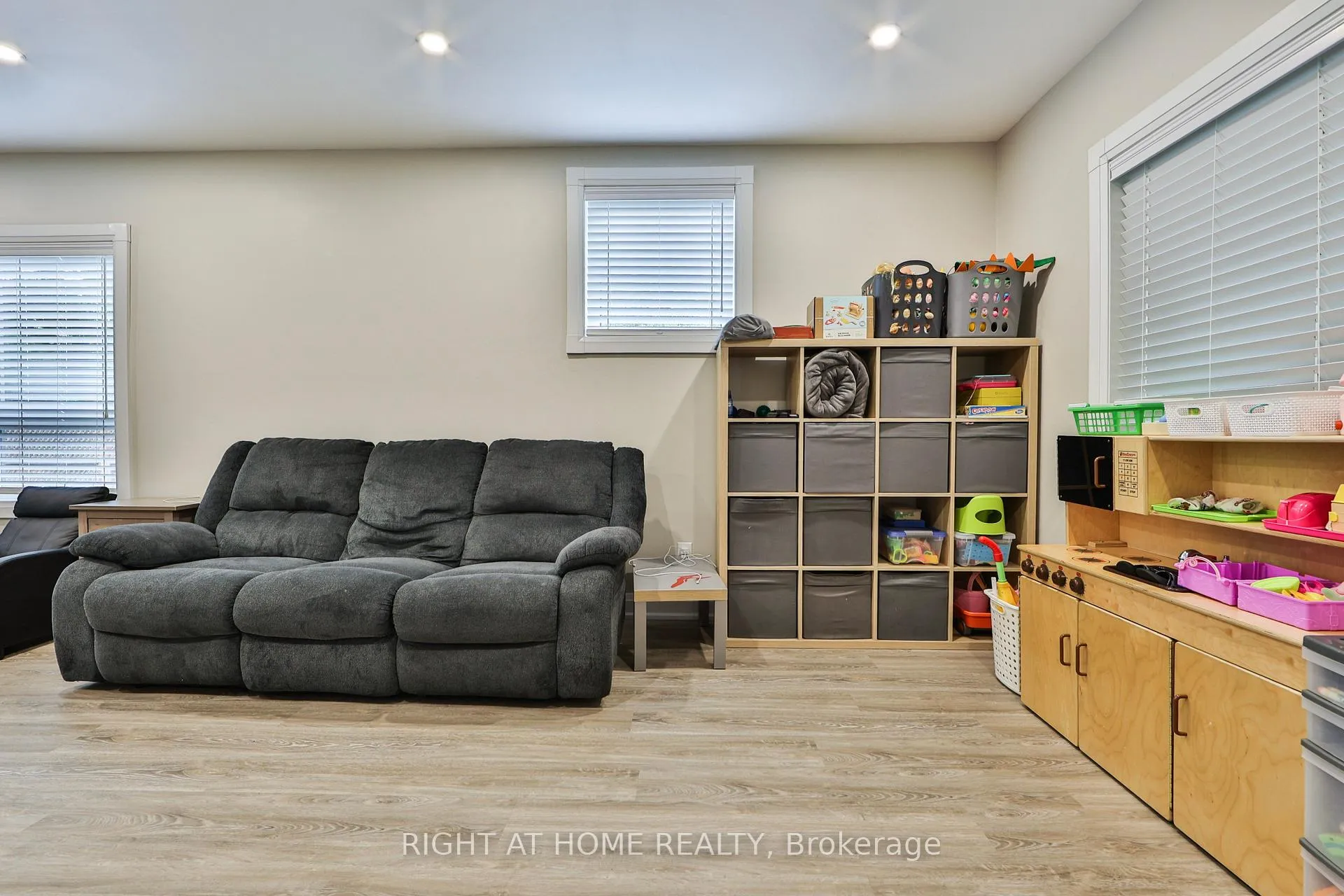Photo 11 of 90 Mill Street S, Brampton, Downtown Brampton — HOMEH