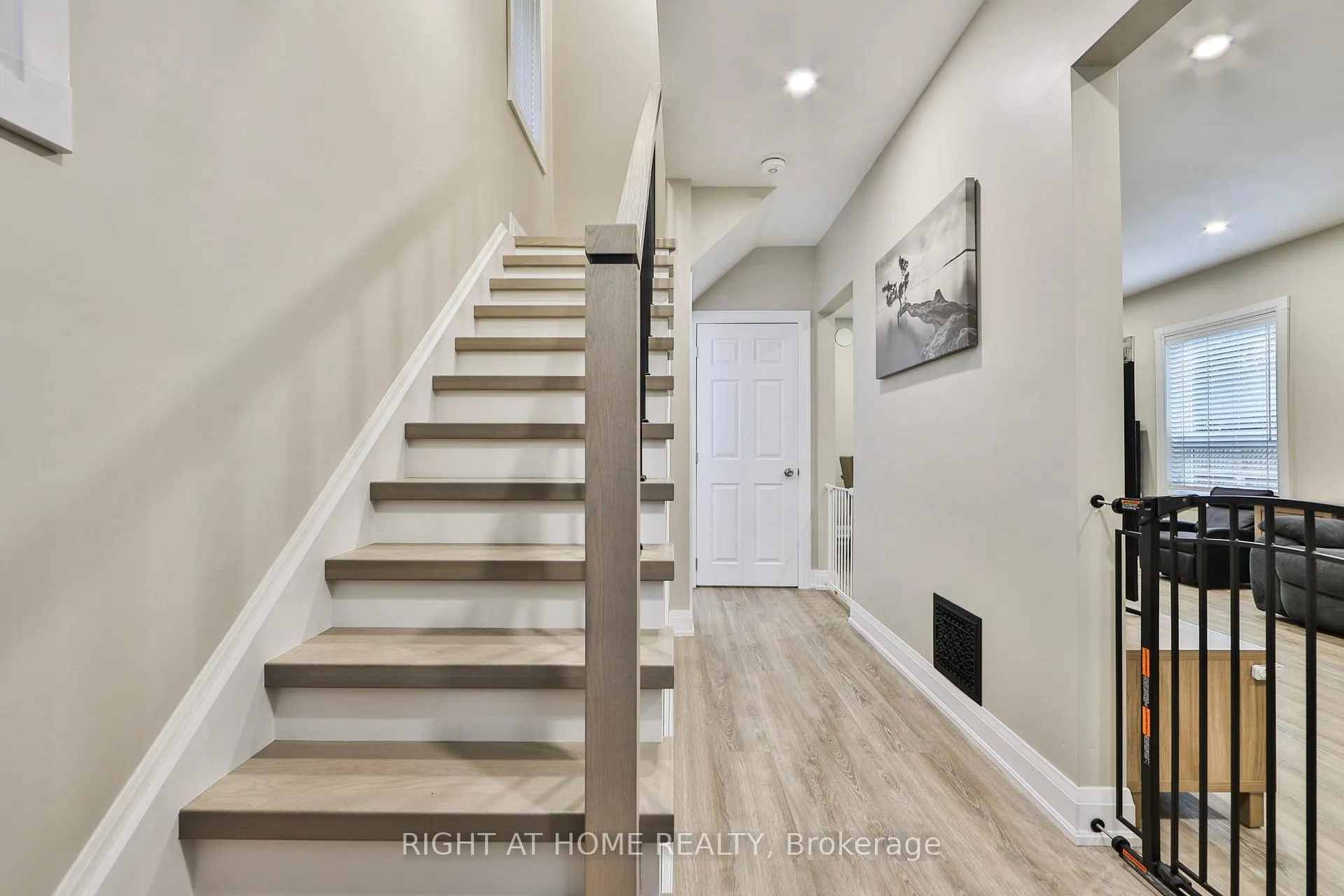 Photo 23 of 90 Mill Street S, Brampton, Downtown Brampton — HOMEH