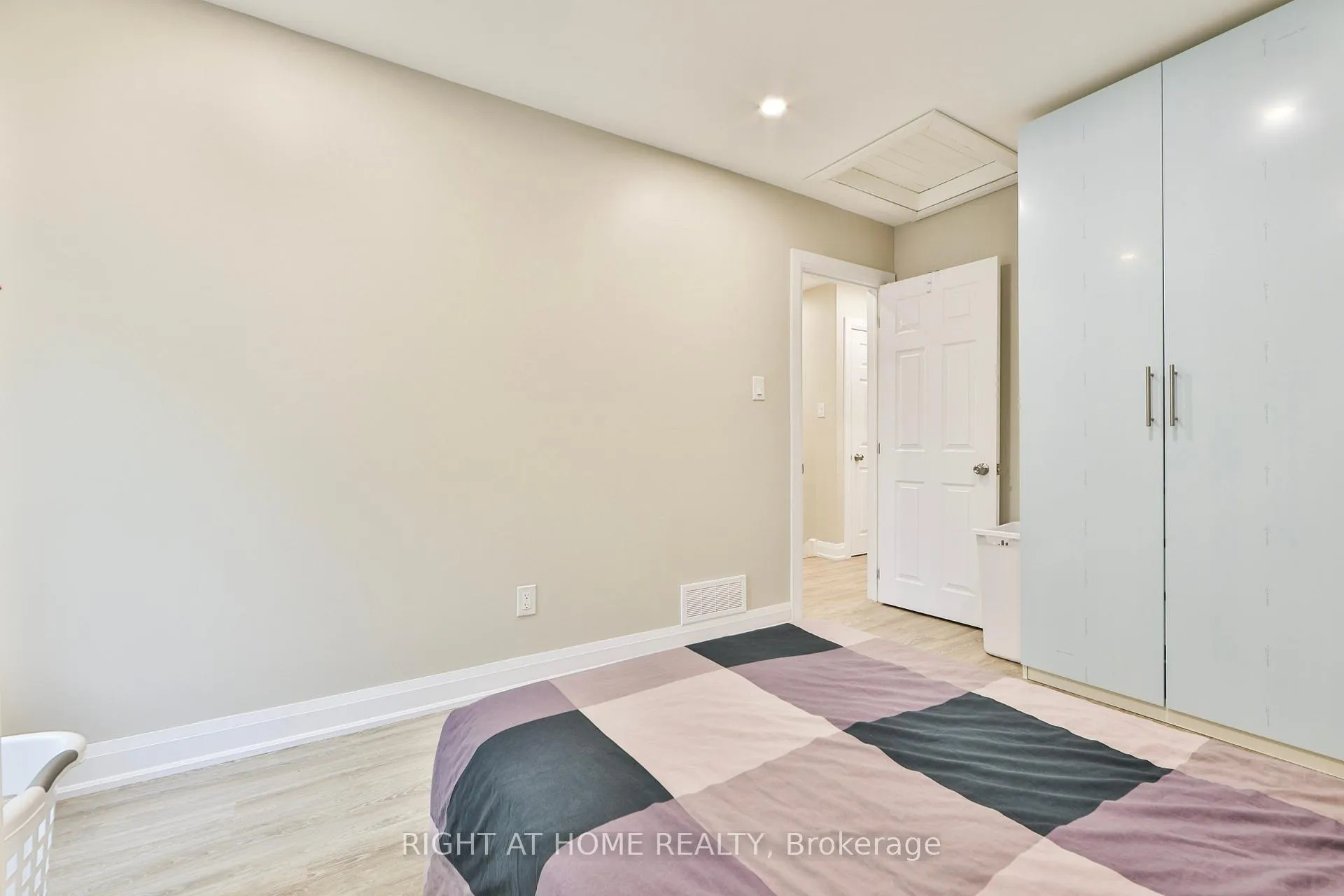 Photo 27 of 90 Mill Street S, Brampton, Downtown Brampton — HOMEH