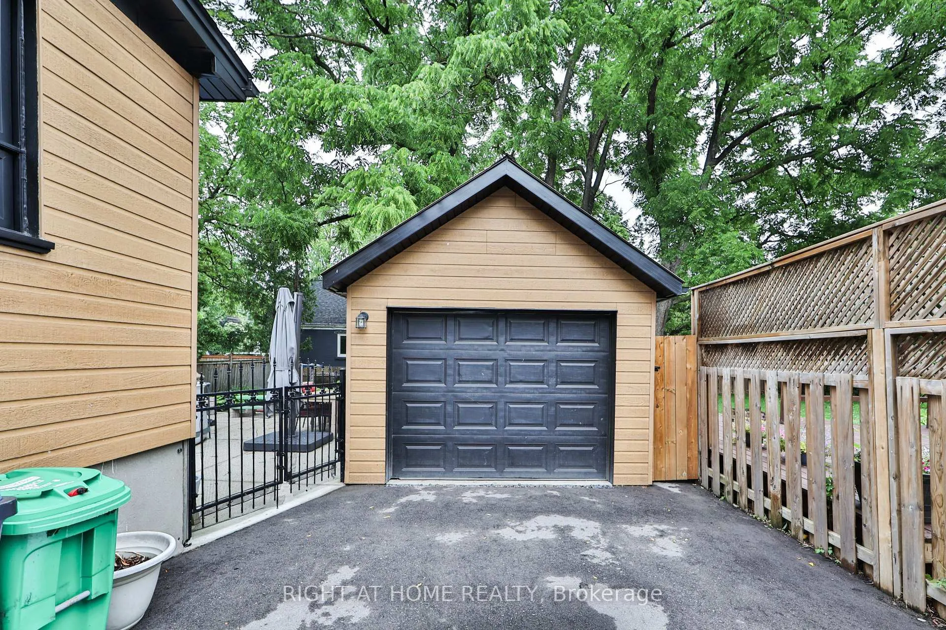 Photo 50 of 90 Mill Street S, Brampton, Downtown Brampton — HOMEH
