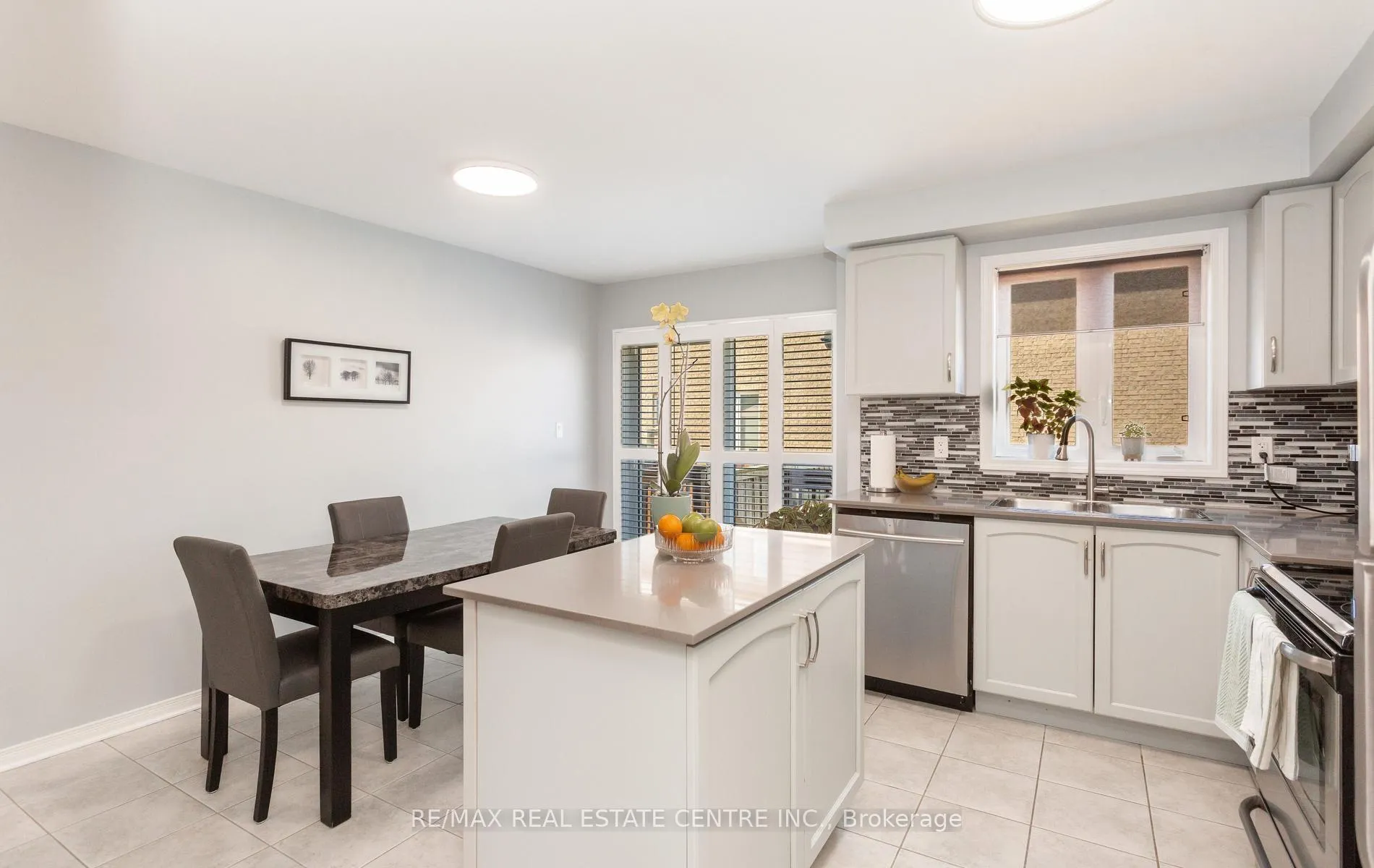 Photo 14 of 49 Teal Crest Circle, Brampton, Credit Valley — HOMEH