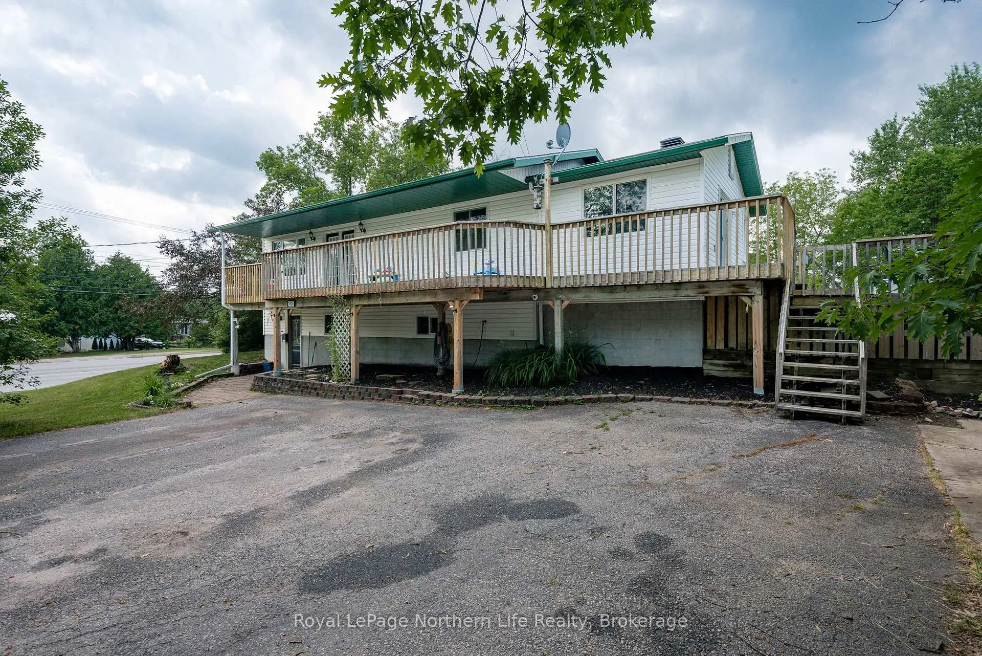 Photo 4 of 1006 Lakeshore Drive, North Bay, Ferris — HOMEH