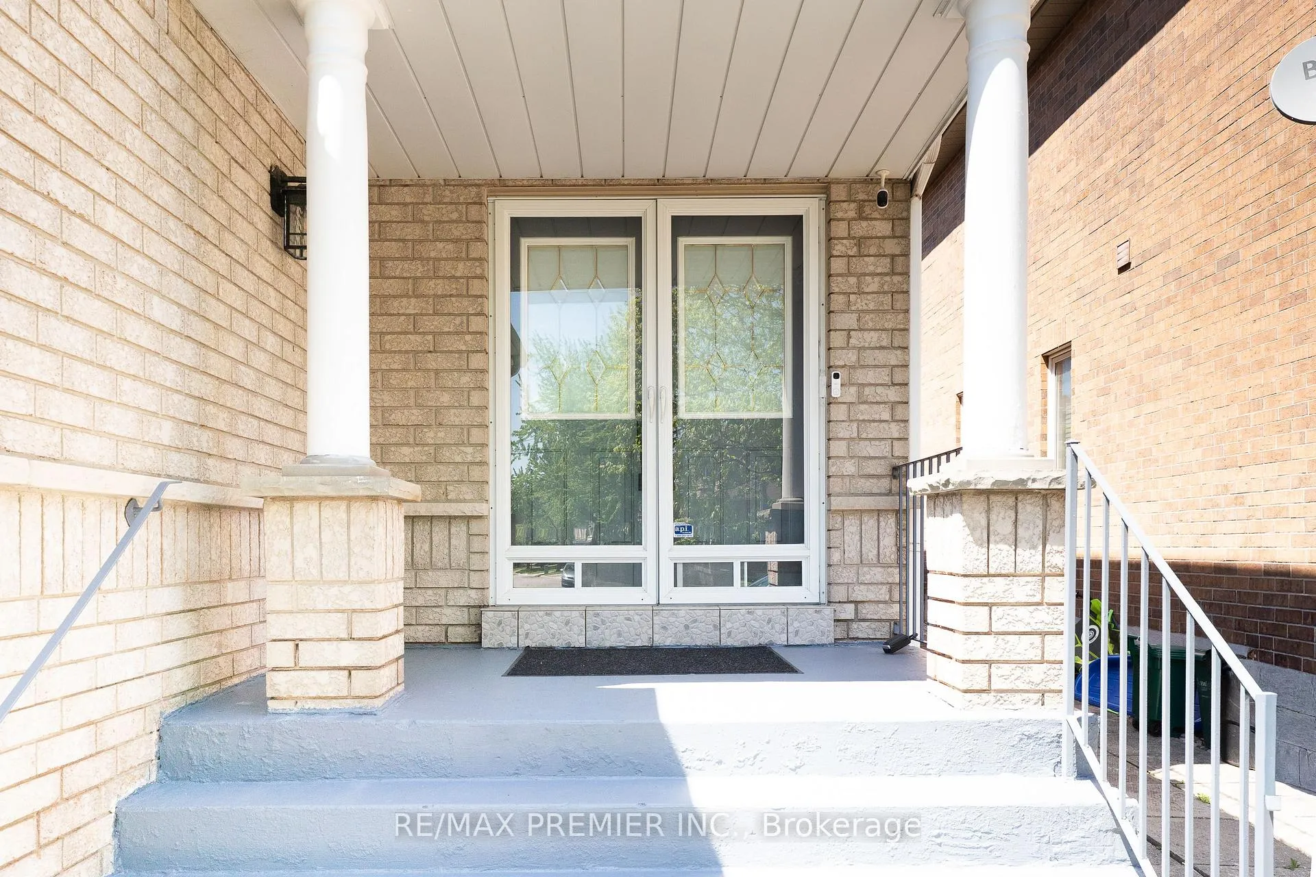 Photo 2 of 22 Laura Sabrina Drive, Vaughan, Sonoma Heights — HOMEH