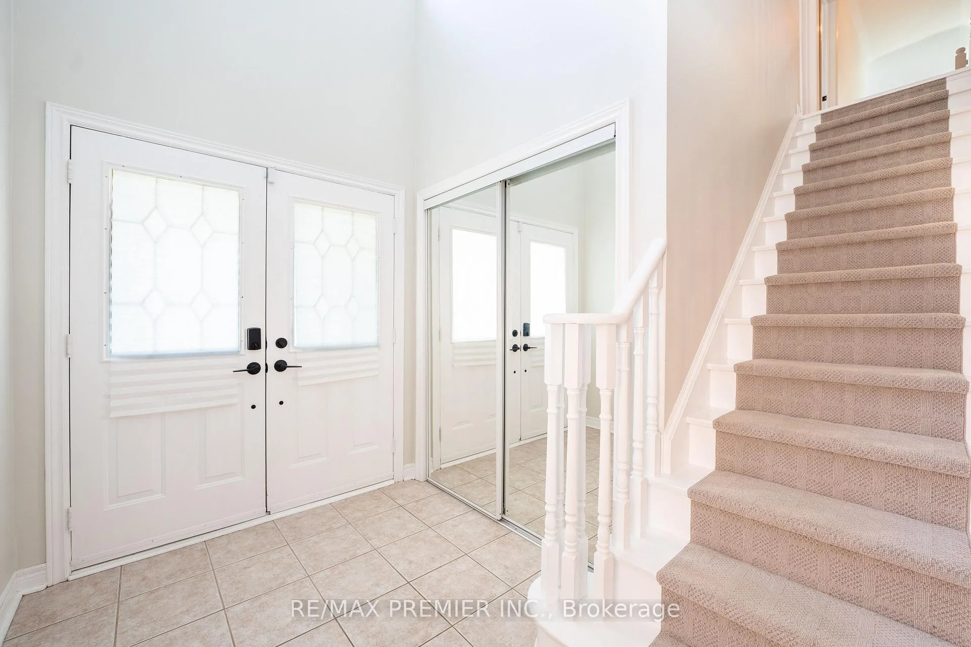 Photo 3 of 22 Laura Sabrina Drive, Vaughan, Sonoma Heights — HOMEH